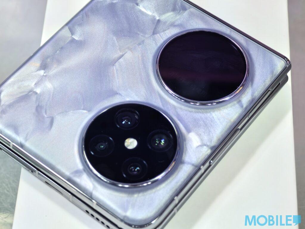 1.15 吋 OLED設於機背的左方,而上方就設有四鏡頭模組。而這塊副屏主要用來作通知、顯示時間及自拍時使用。在拍攝效能上,HUAWEI Pocket 2 搭載5000萬像F1.6鏡頭 + 800萬像長焦鏡頭 + 1200萬像超廣角微距鏡頭 + 200萬像AF鏡。