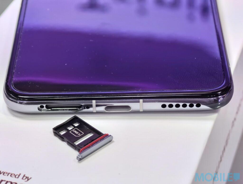 至於底部就設有立體聲喇叭、Type-C 接口及雙 SIM 卡槽。