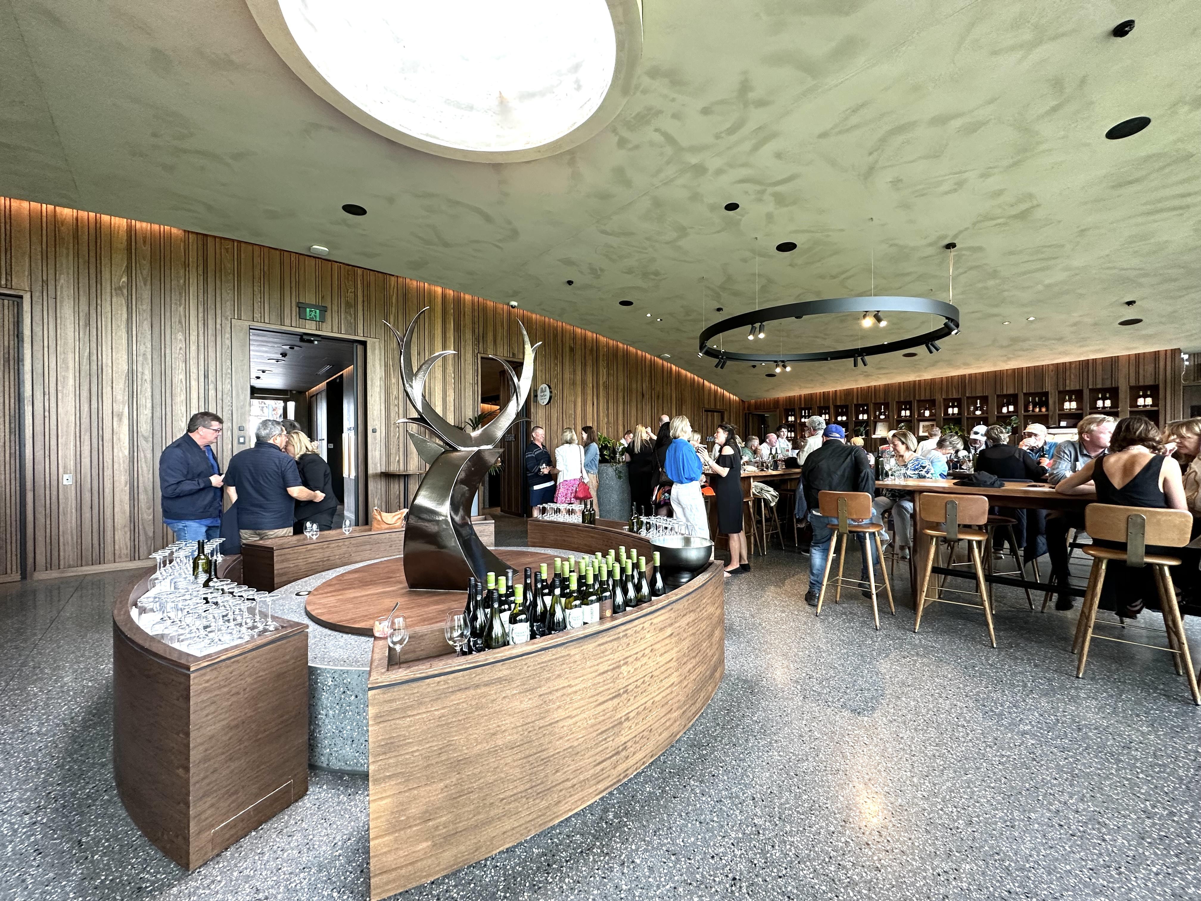 酒莊翻新後,附設時尚酒窖、畫廊、餐廳以及露天婚禮場地。