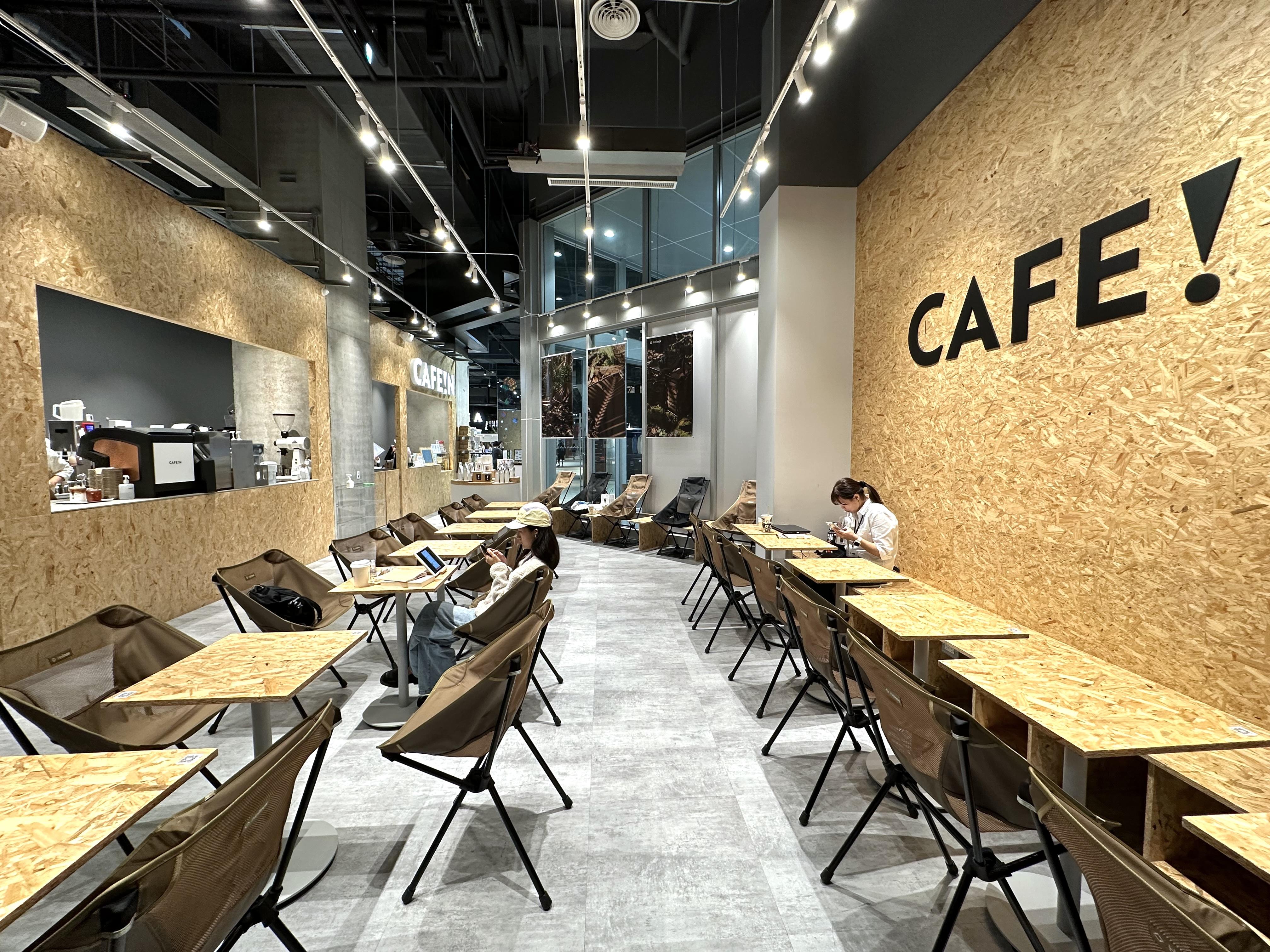 台灣著名咖啡品牌「CAFE!N」,聯乘韓國露營椅Helinox的咖啡店。