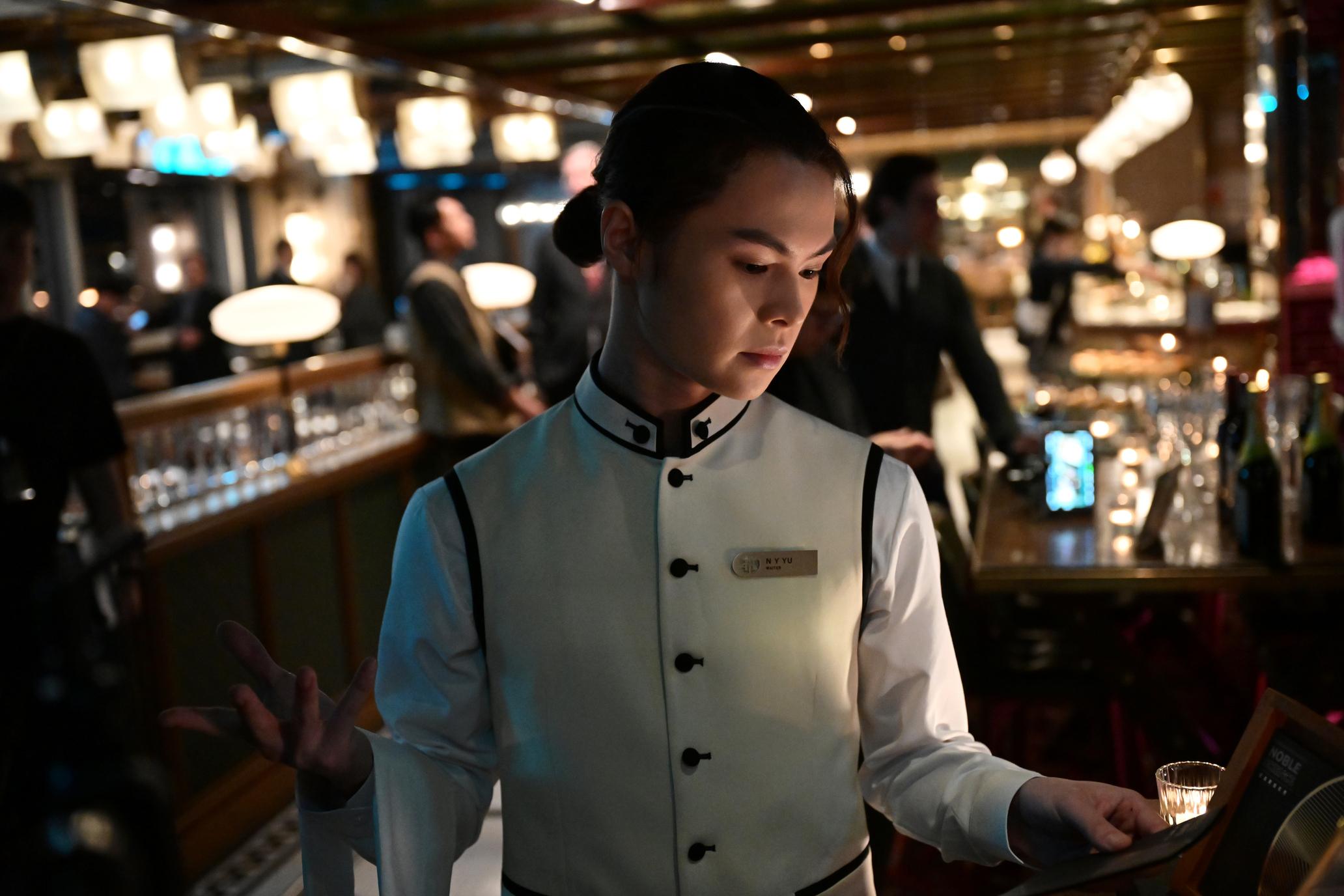 Tiger演擅長讀唇的怪盜。(《12怪盜》劇照)