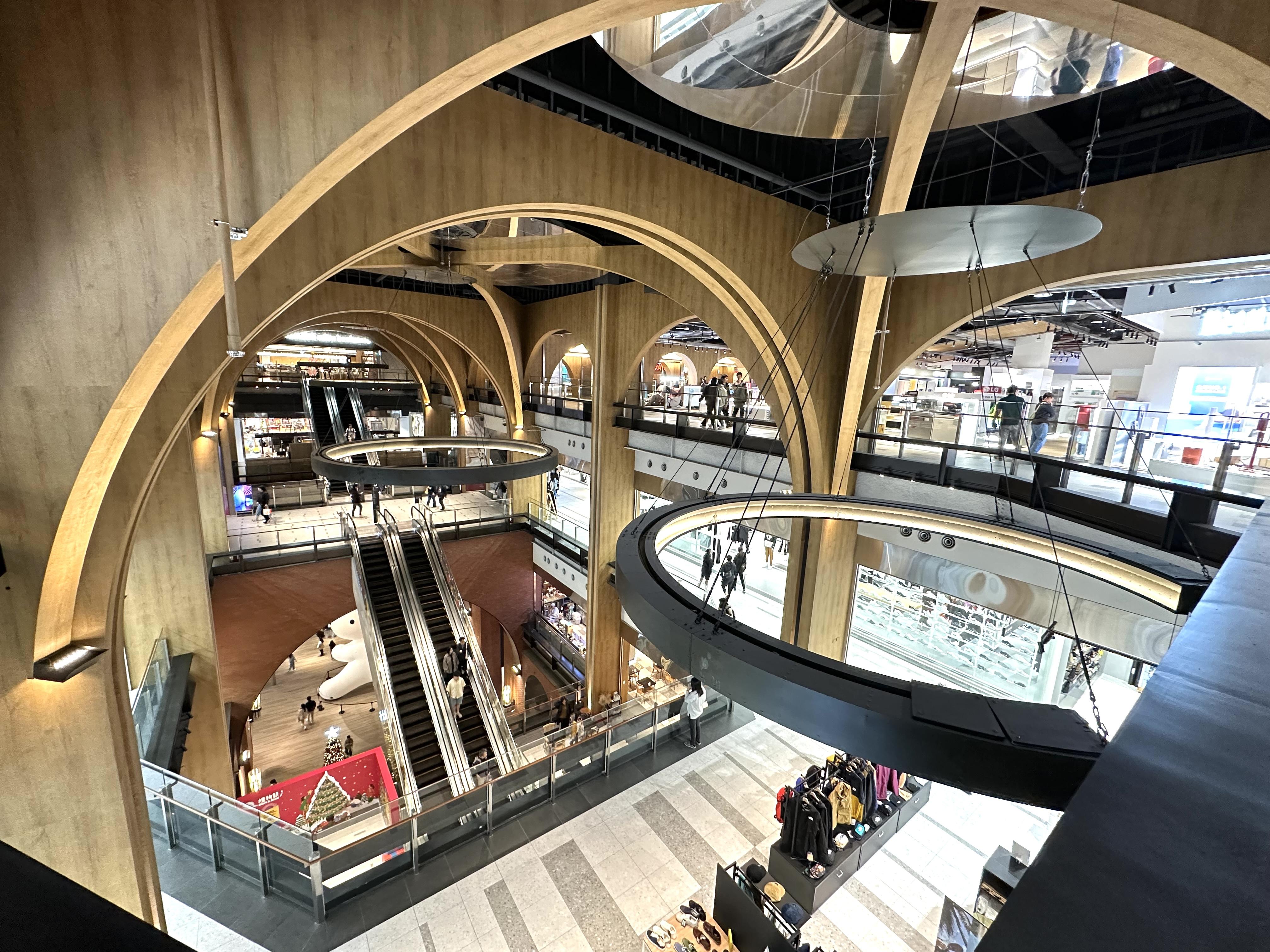 誠品生活新店以19世紀歐洲的中央車站為靈感,一連串12米高的巨型圓拱氣勢磅礡。