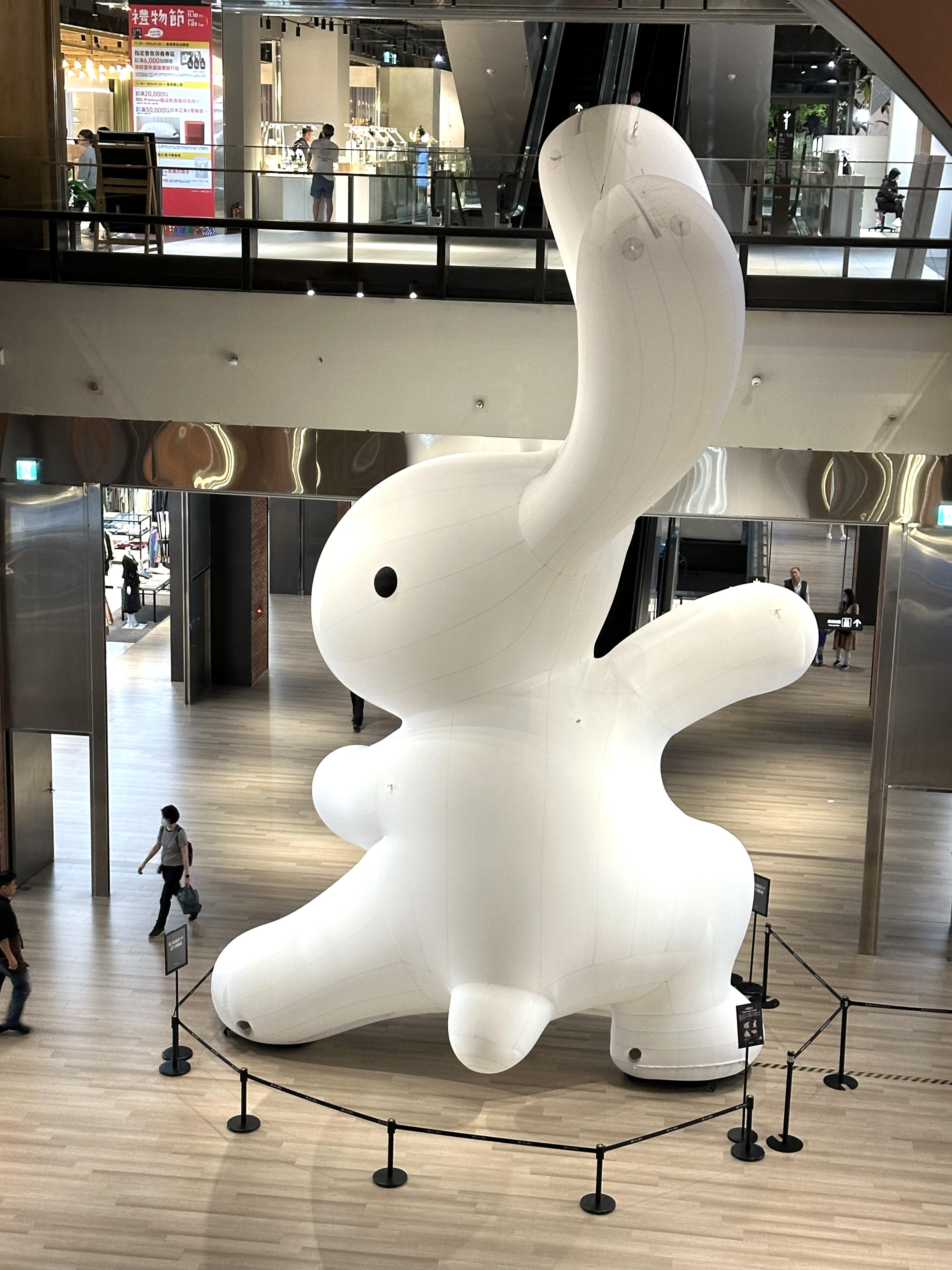 地下大堂有知名藝術家黃本蕊,創作的10米高「太極尼尼」兔子裝置。