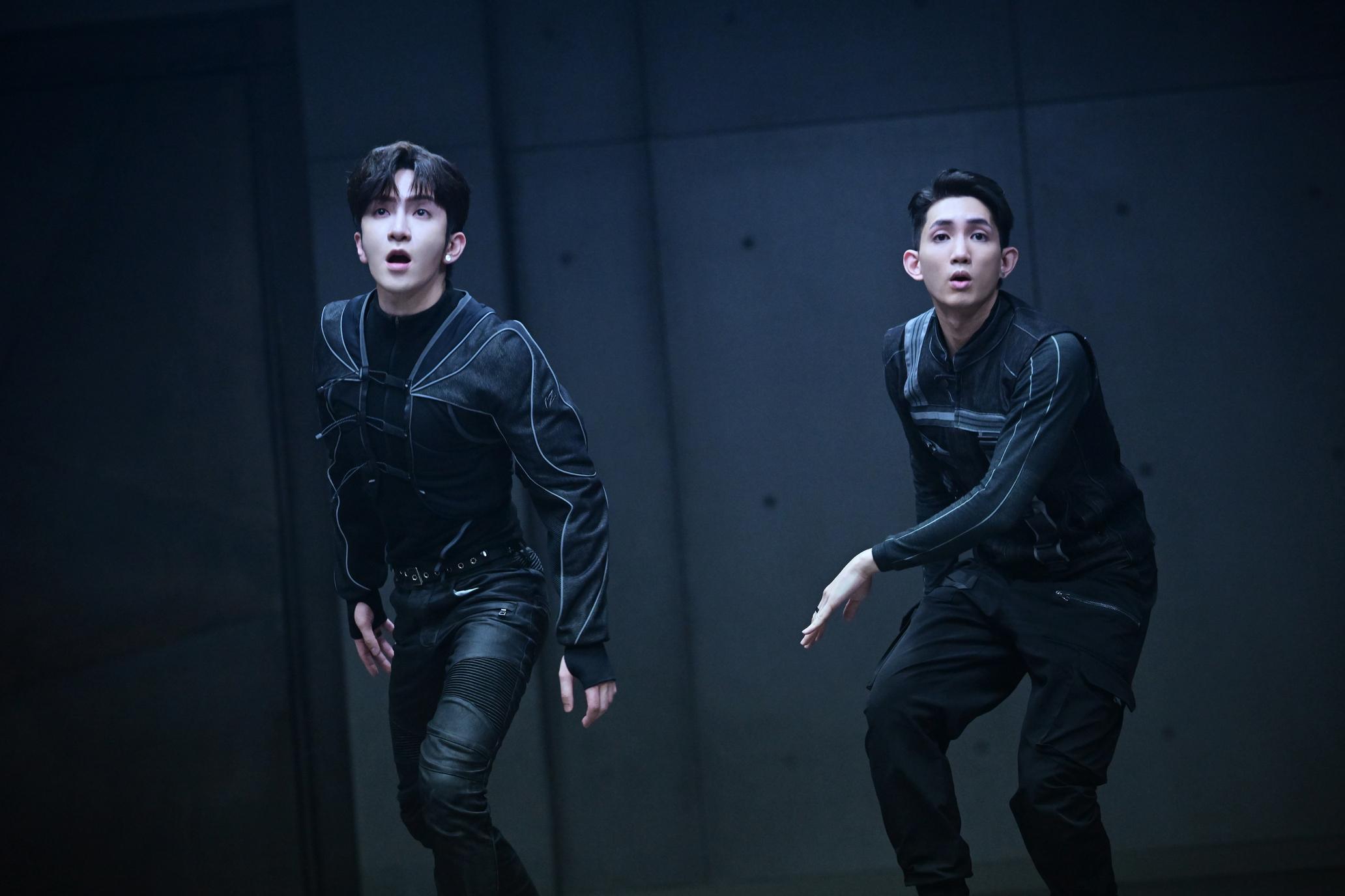 Anson Lo與Lokman在戲裡神默契閃避紅外線探測。(《12怪盜》劇照)