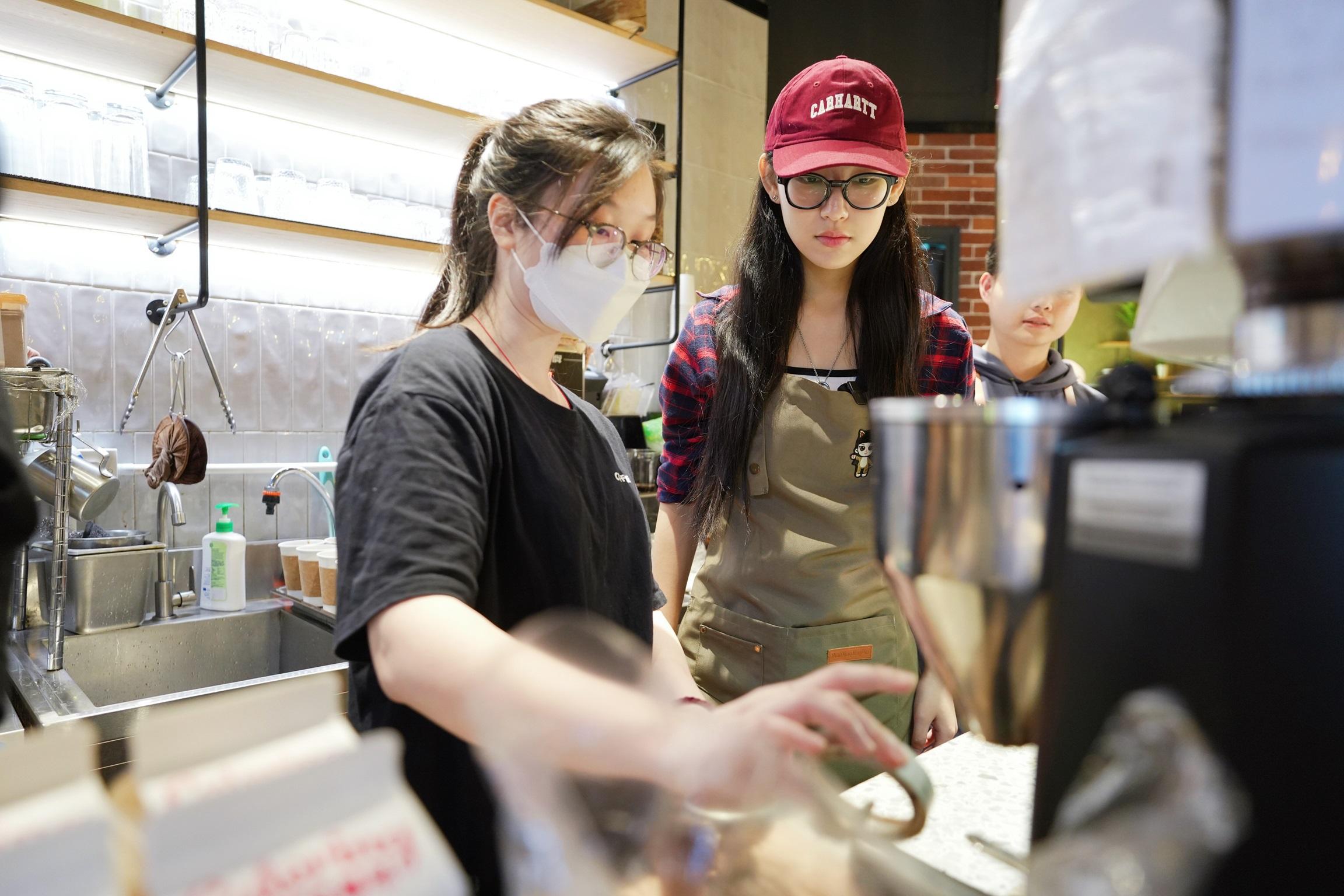 Gigi嘗試親手磨豆、沖泡、打奶、拉花,炮製心心拉花咖啡。