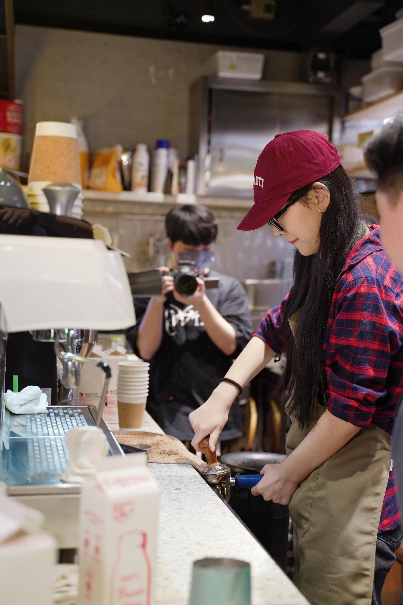 Gigi嘗試親手磨豆、沖泡、打奶、拉花,炮製心心拉花咖啡。