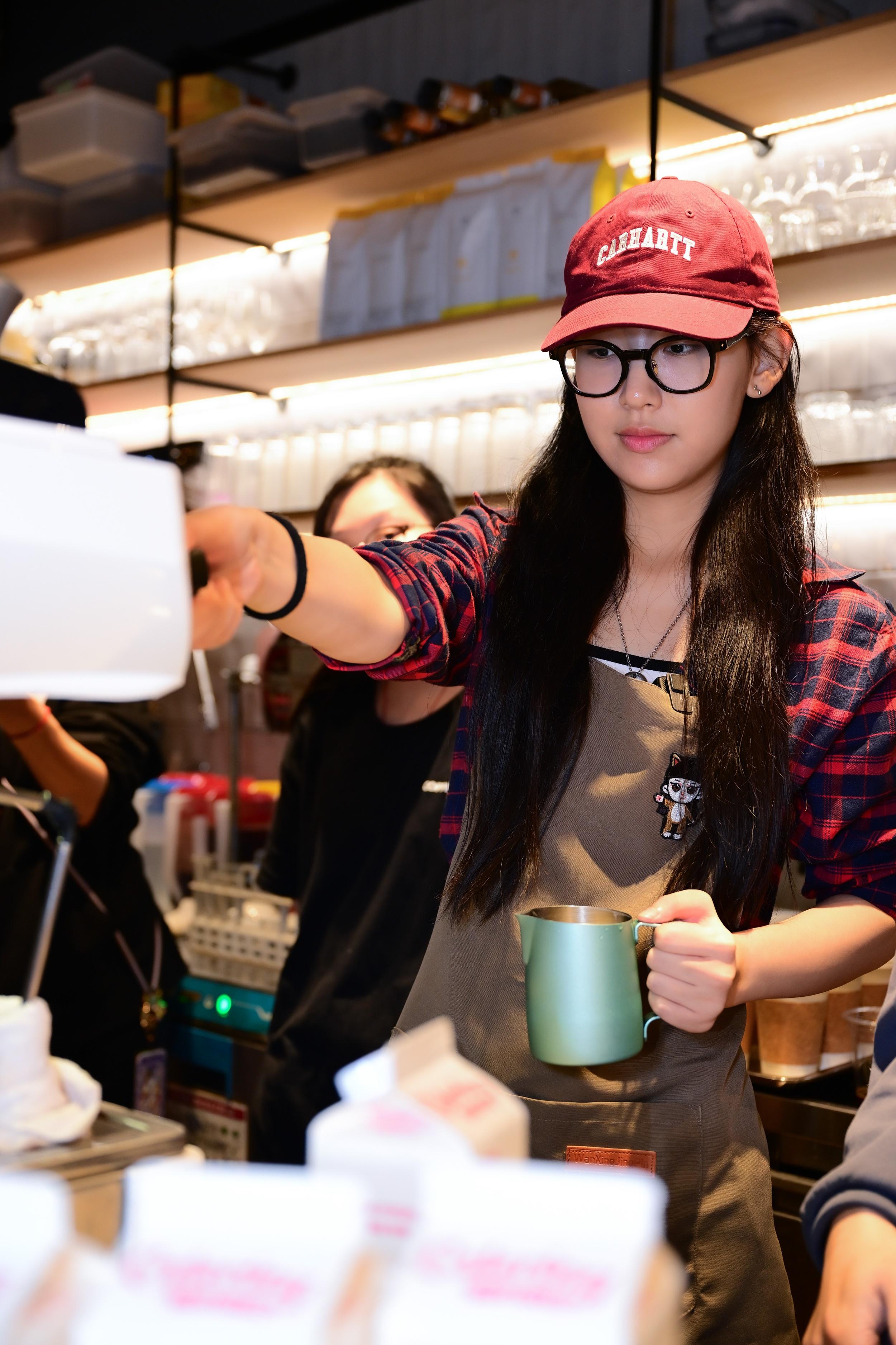 Gigi嘗試親手磨豆、沖泡、打奶、拉花,炮製心心拉花咖啡。