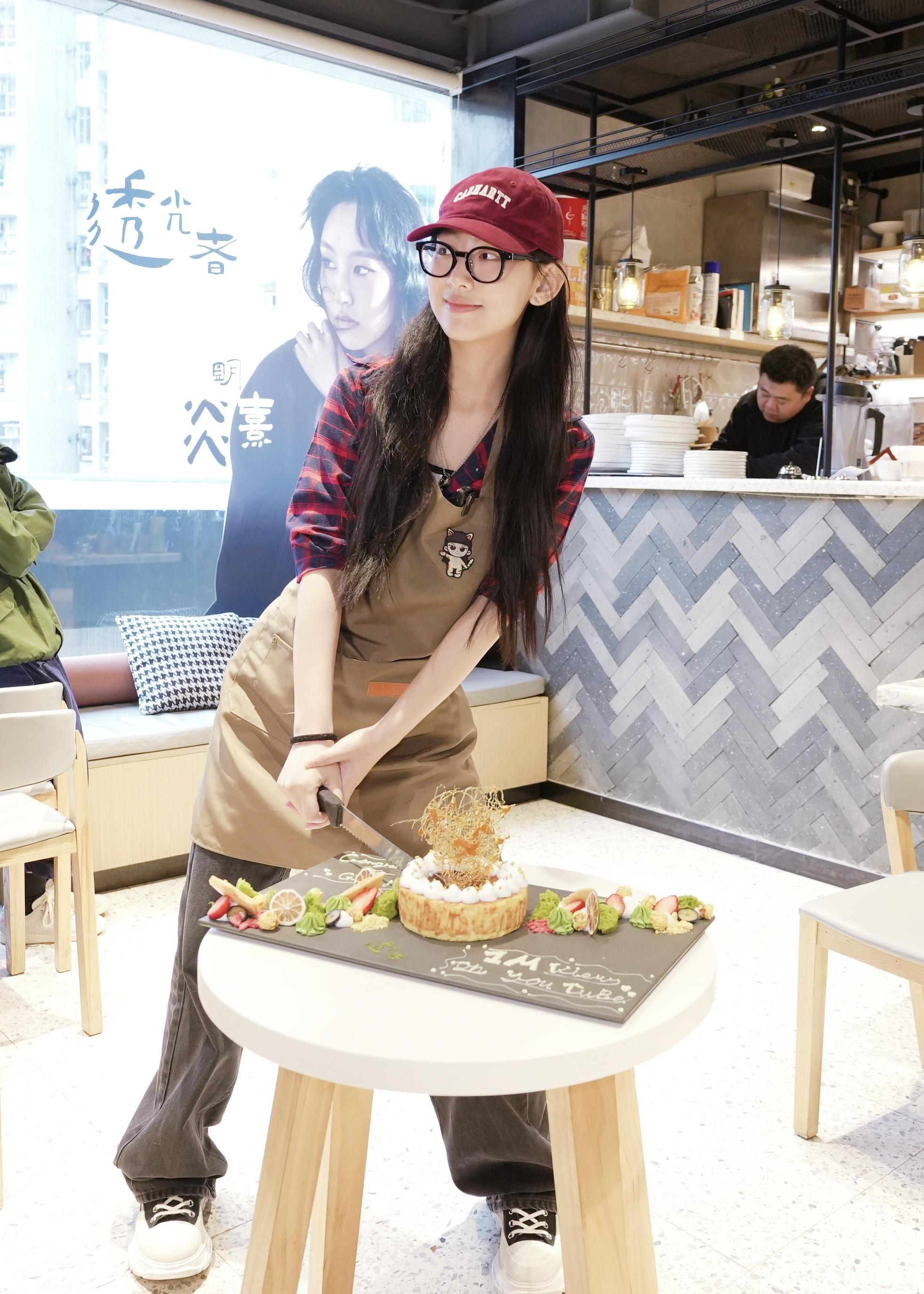 炎明熹《透光者》MV上架兩個星期已衝破百萬點擊,歌迷會特別準備蛋糕慶祝。