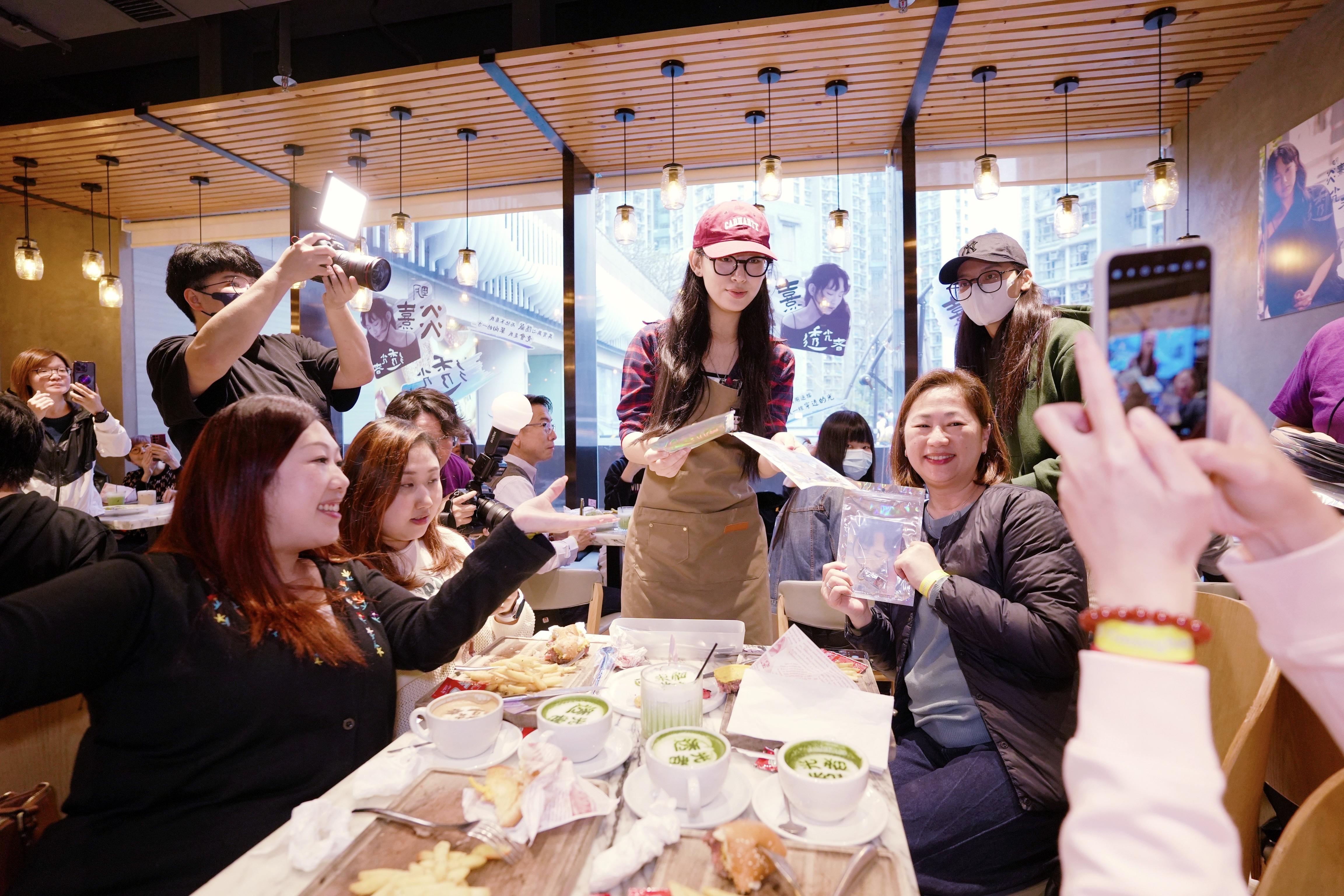 炎明熹《透光者》MV上架兩個星期已衝破百萬點擊,歌迷會特別準備蛋糕慶祝。