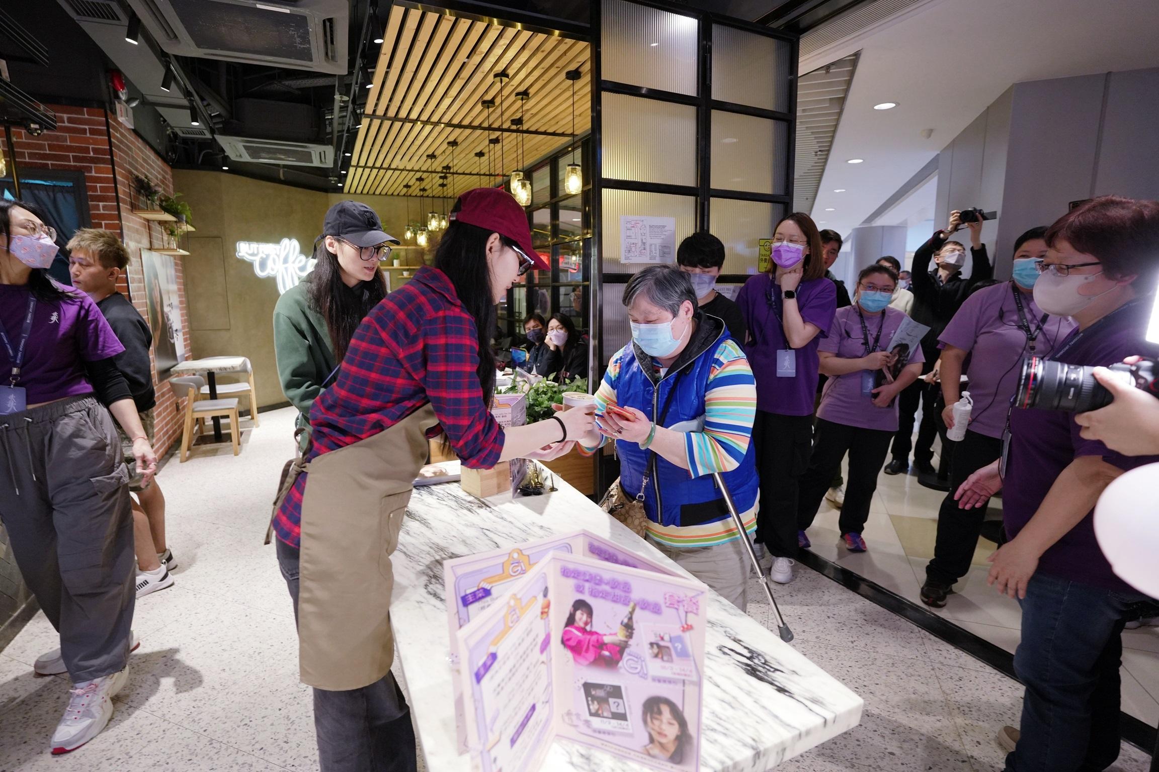 Gigi於白色情人節化身一日限定店長,派發200杯免費咖啡並逐一合照。