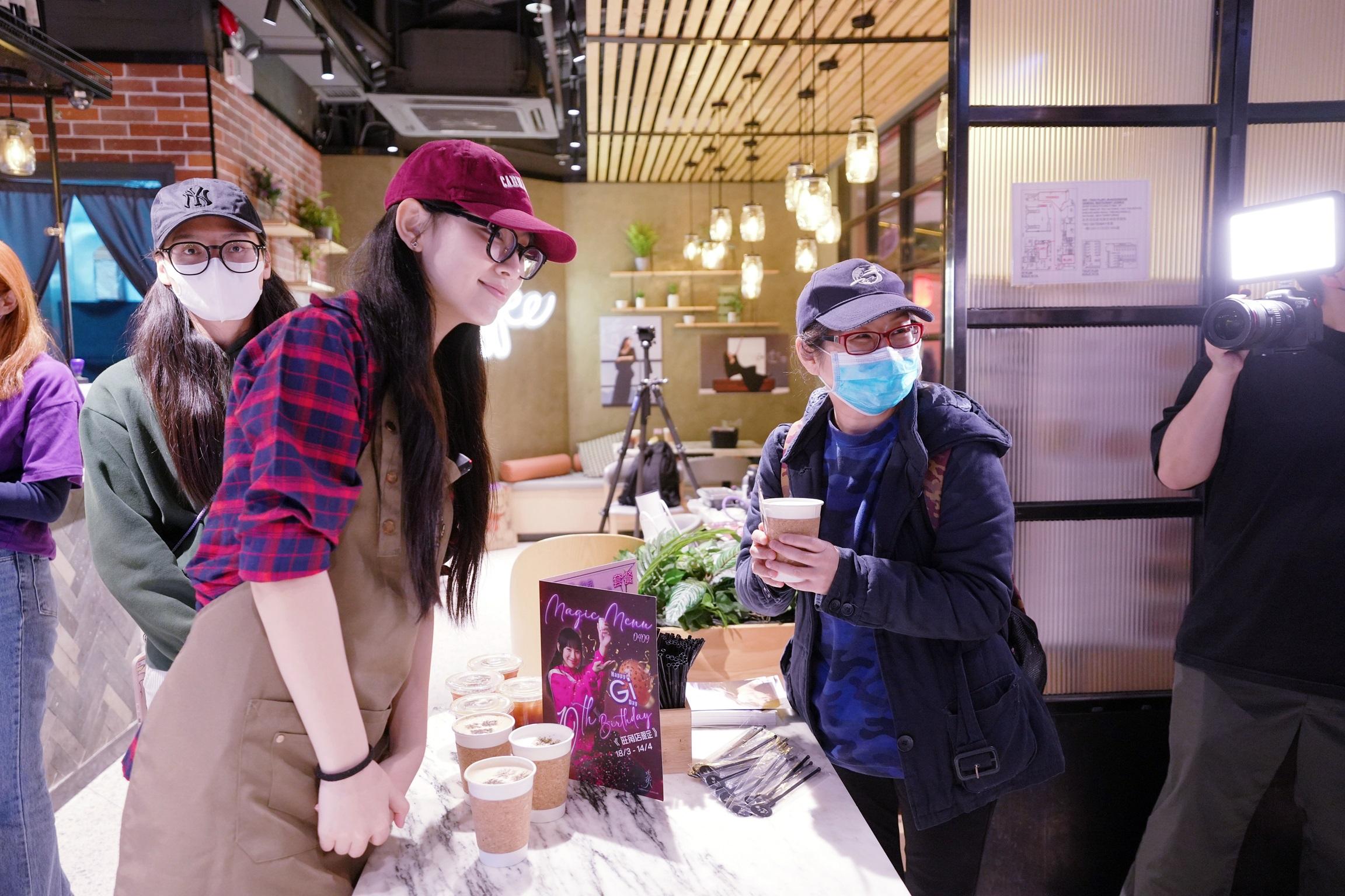 Gigi於白色情人節化身一日限定店長,派發200杯免費咖啡並逐一合照。