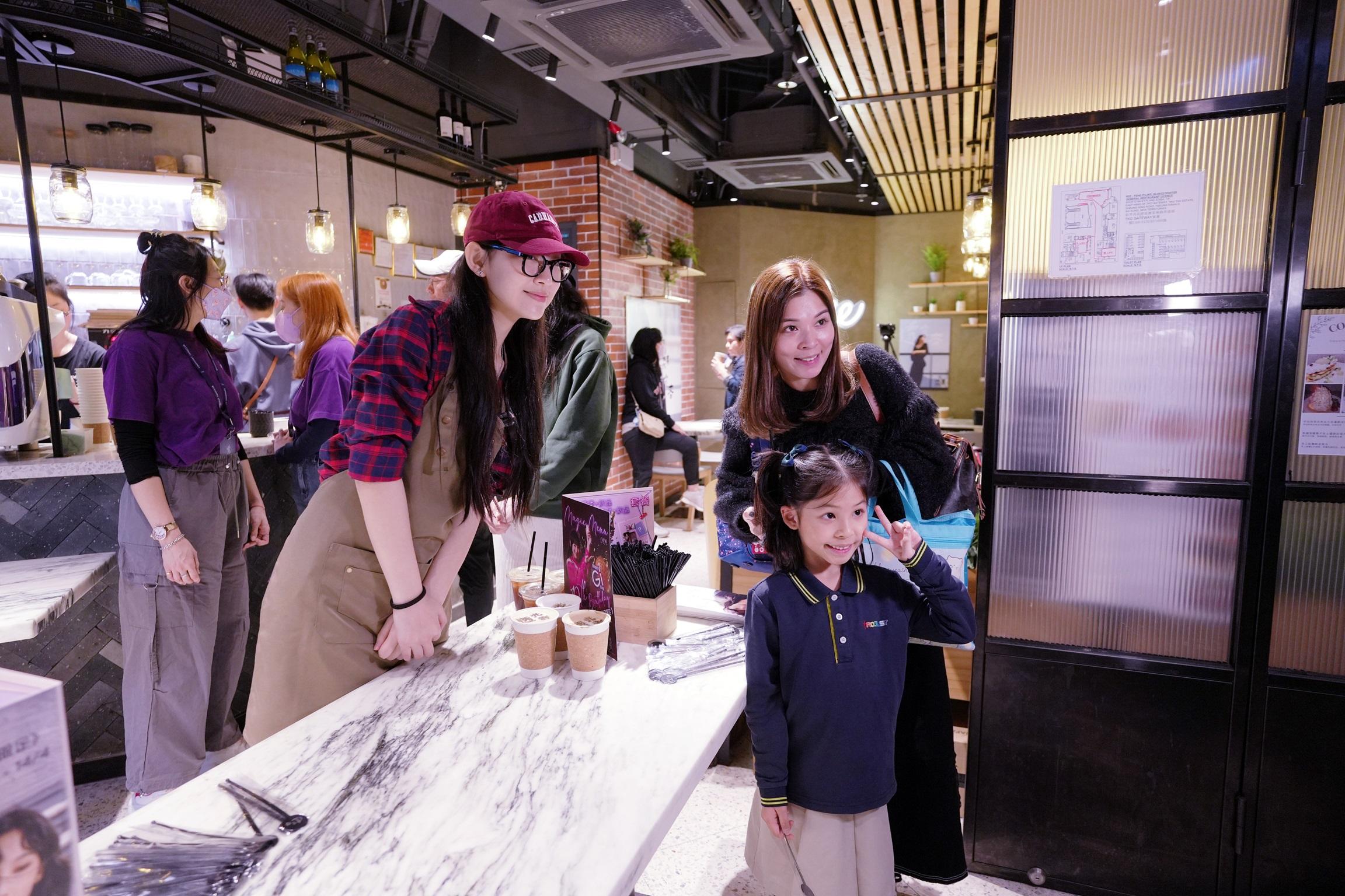 Gigi於白色情人節化身一日限定店長,派發200杯免費咖啡並逐一合照。