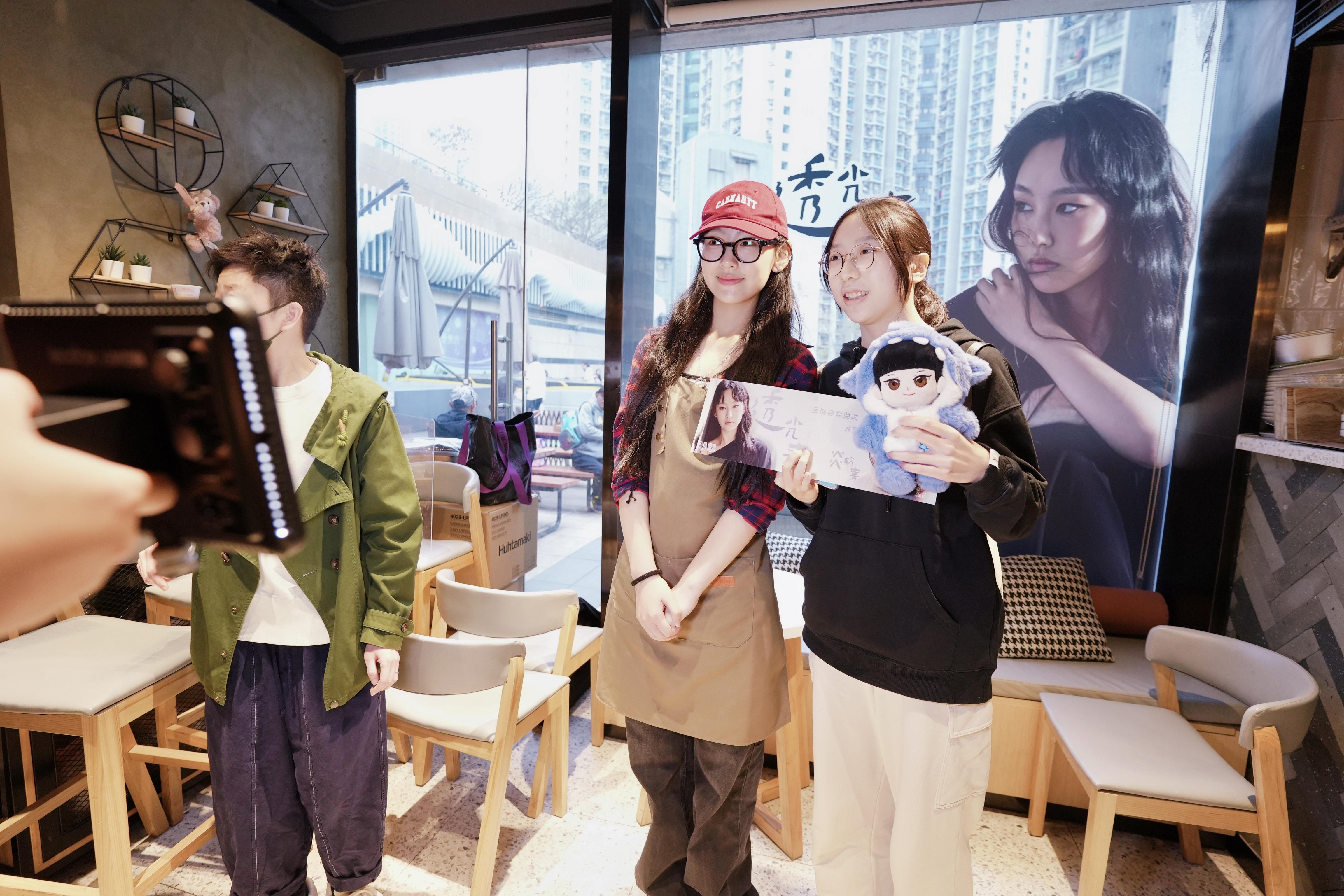 炎明熹《透光者》MV上架兩個星期已衝破百萬點擊,歌迷會特別準備蛋糕慶祝。