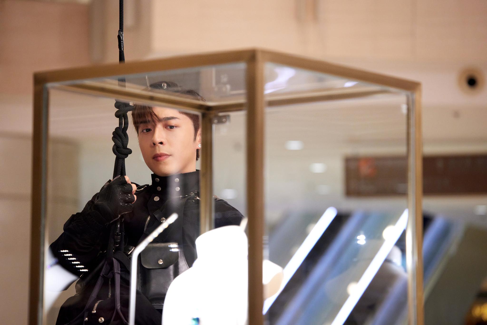 畏高的Edan演擅長游繩的怪盜。(《12怪盜》劇照)