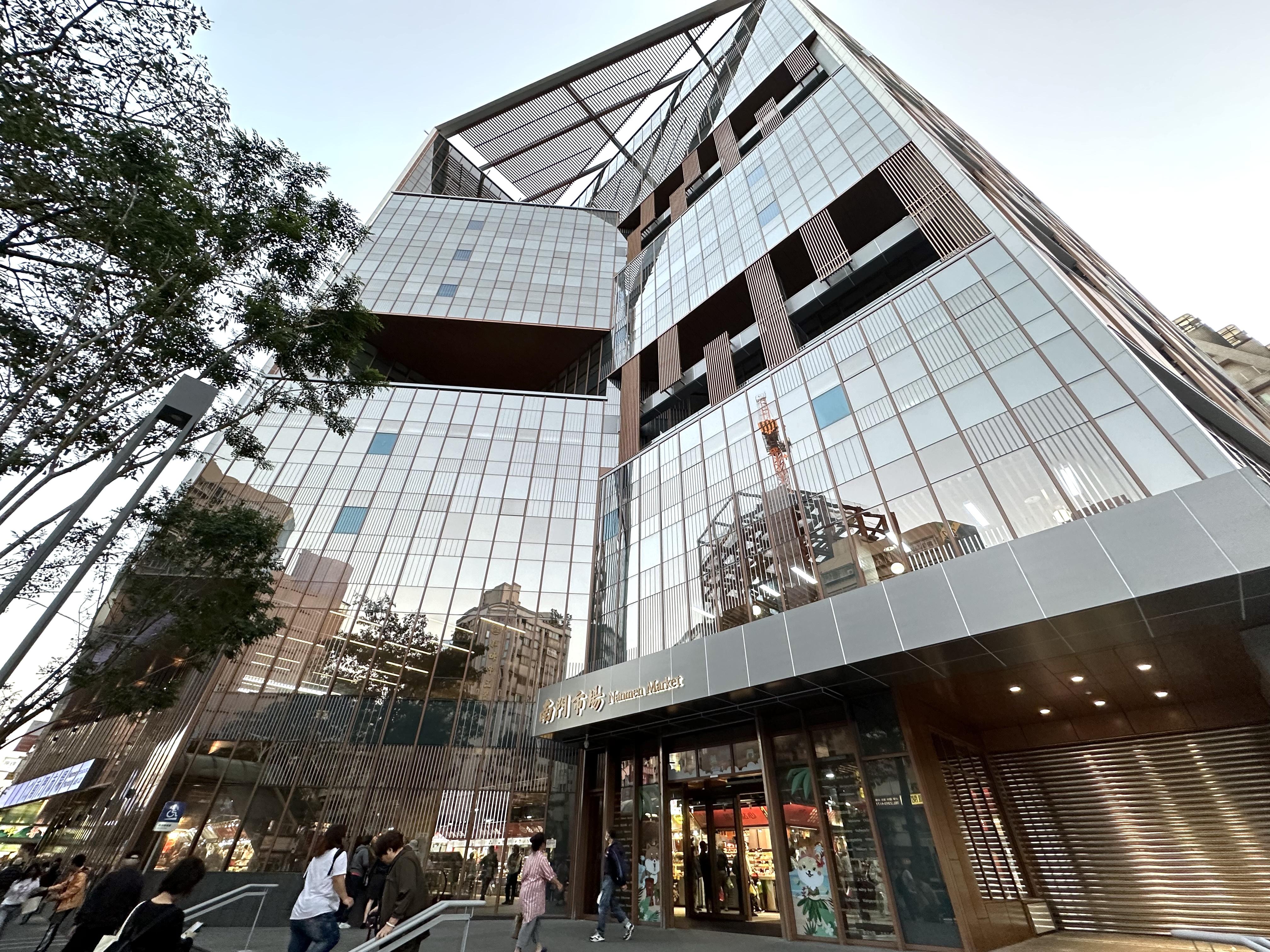 南門市場新大樓樓高12層、集合254攤商,捷運中正紀念堂站一出即達。