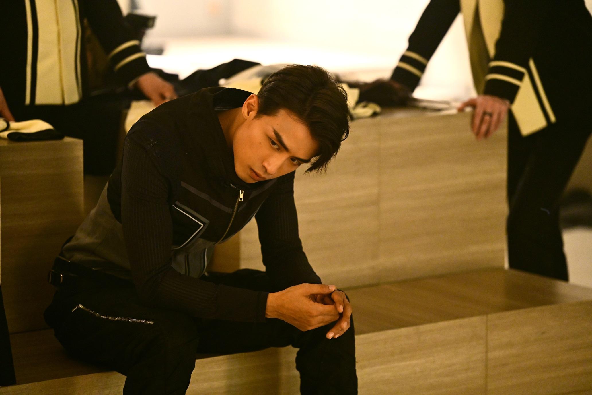 AK自言應該演女性傳心師。(《12怪盜》劇照)