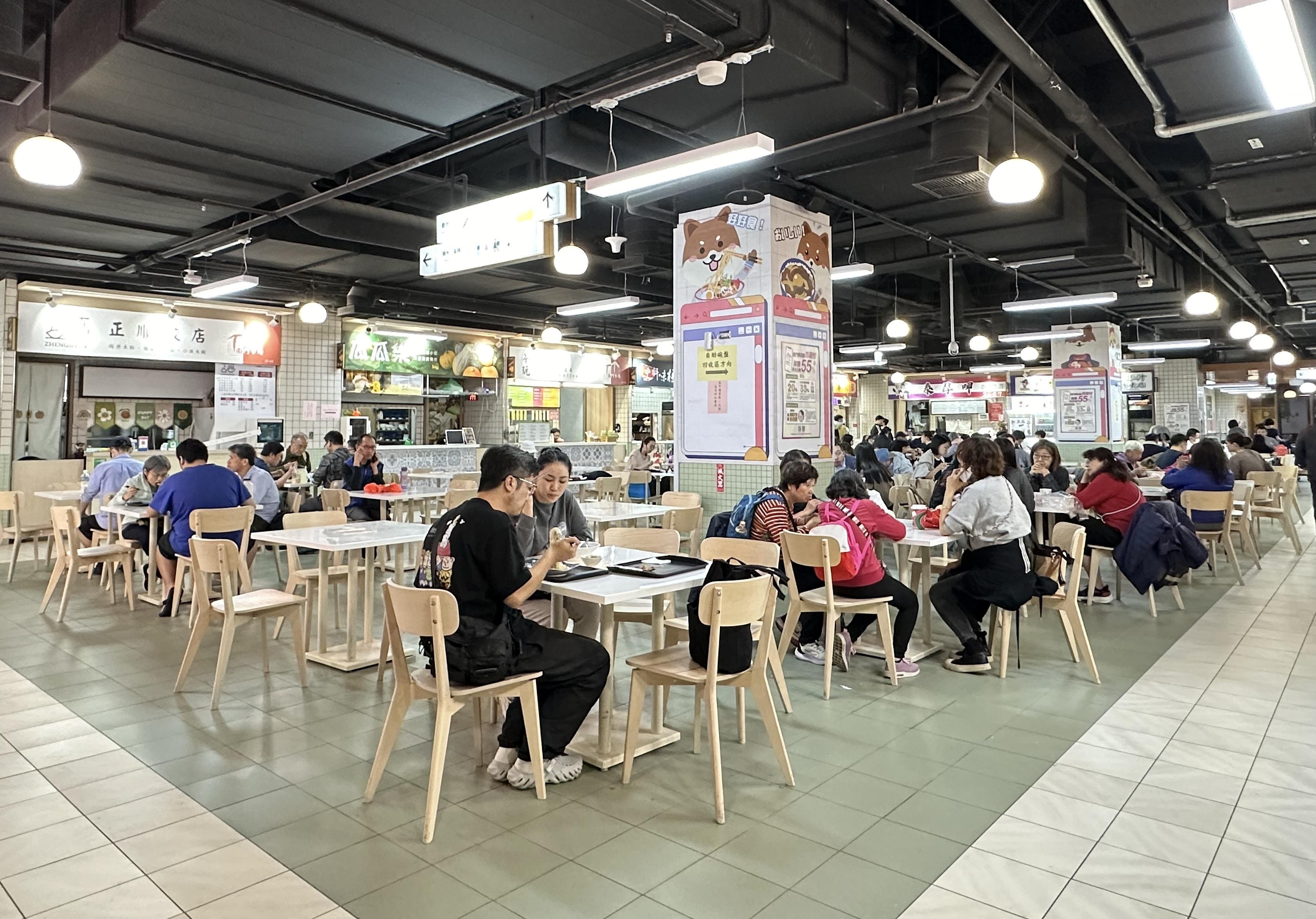 2樓美食廣場環境乾淨舒適,推薦包括合歡刀削麵、國賓炒飯麵。