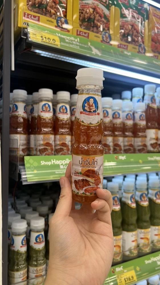 肥兒標豉油($29/2件)、甜辣醬($6.9/支)|泰國肥兒標是泰國家傳戶曉的醬料品牌,有80多年歷史,品牌負責人指是祖父輩把醬油率先引入泰國並發揚光大。產品由優質食材製造,以天然方式醃製,調味及沾肉都非常美味,深受歡迎。品牌現在由第三代接手,產品推陳出新,除豉油外,更有黃豆醬、海鮮辣醬、雞醬等,其中一種辣醬油新品更與泰國麥當勞合作推出「肉鬆辣醬油新地」!