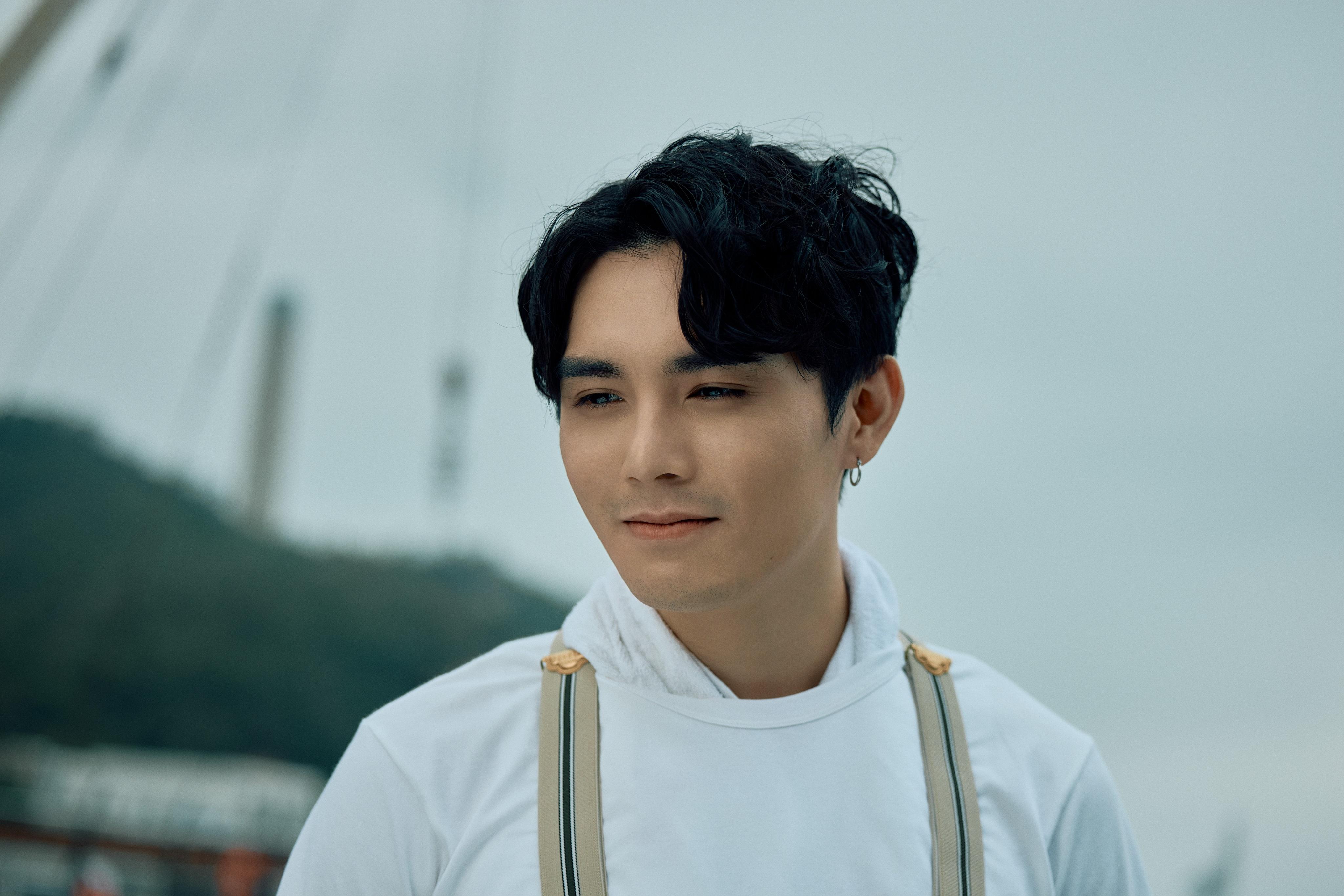 麗英新歌《美男⼦圖鑑》MV ,找來泰國混⾎兒Saito擔任男主角。