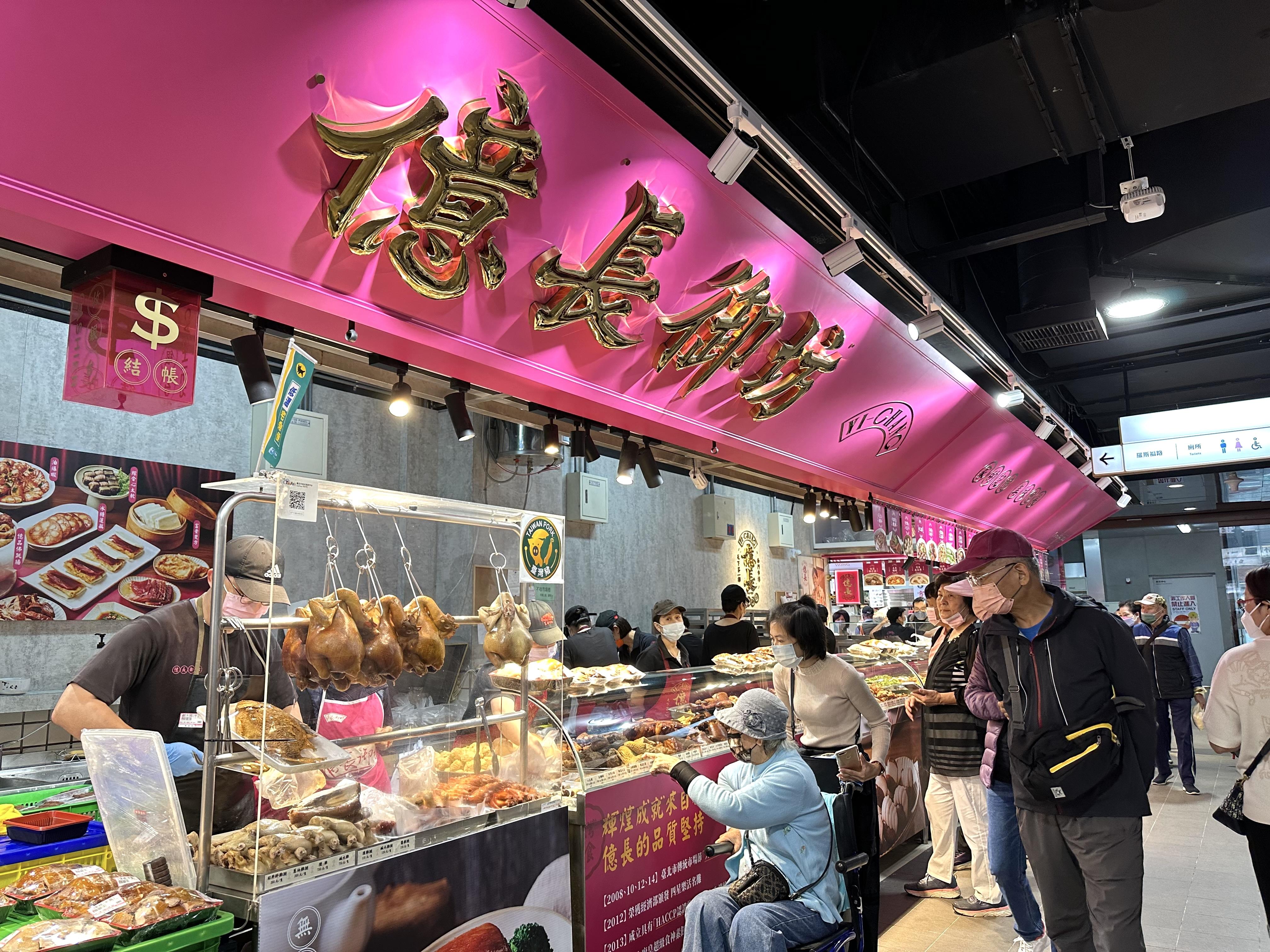 南門市場50年歷史的小菜攤億長御坊,連馬英九、郭台銘都是捧場客。