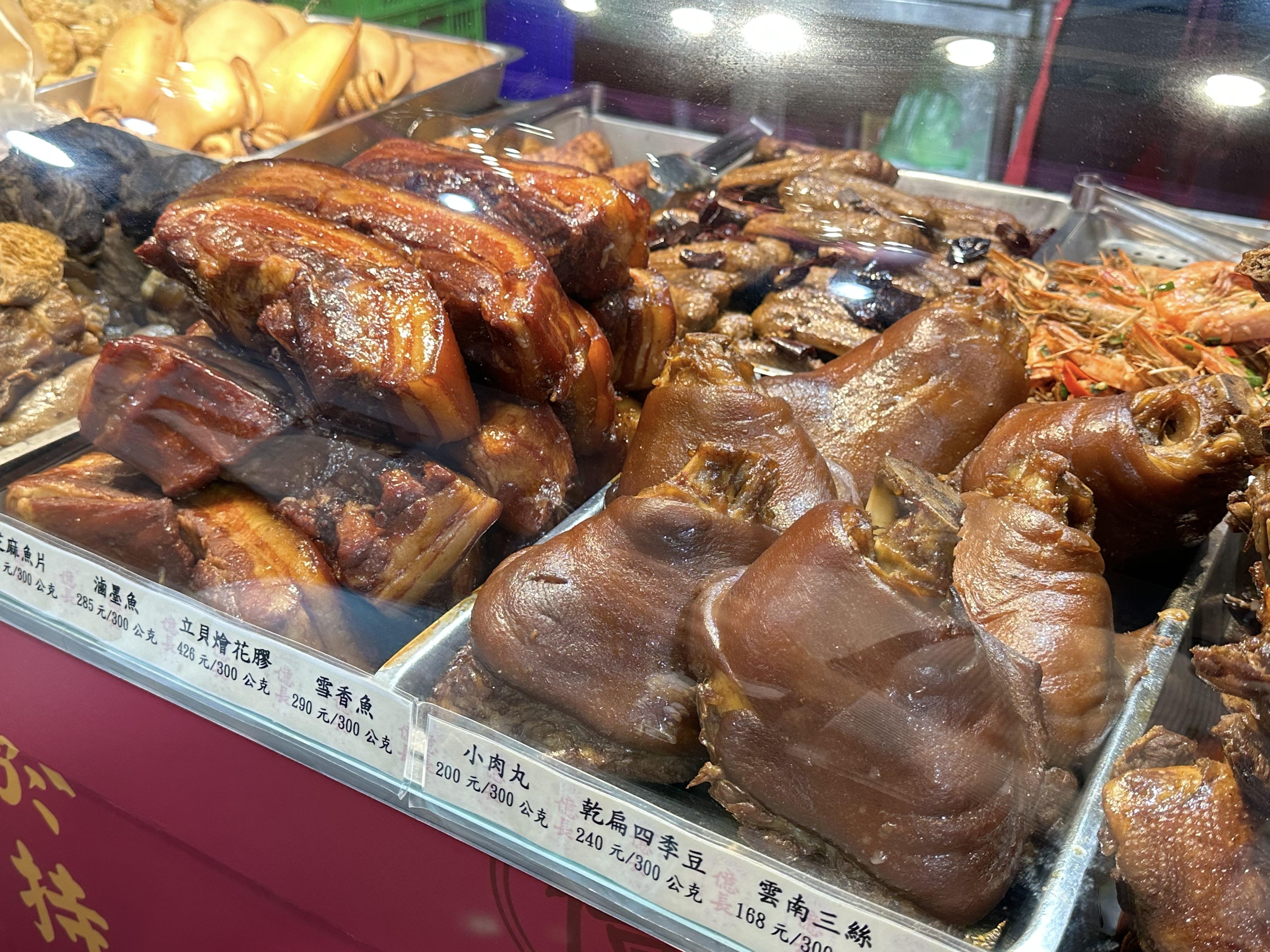 賣的是台灣人最愛的家常菜,元蹄、三層肉油潤豐腴,引人垂涎。