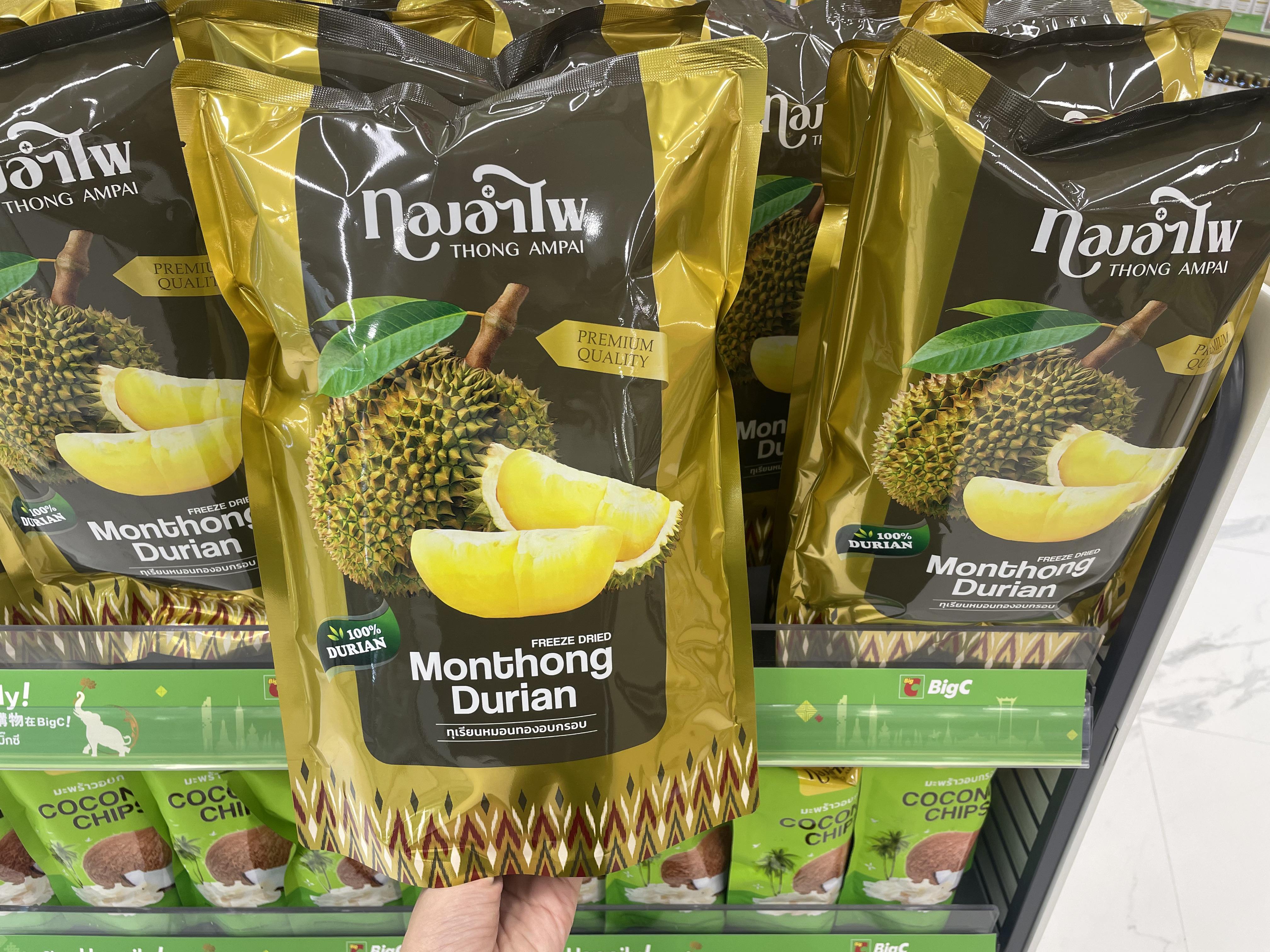 THONG AMPAI榴槤脆片($88/包)|「THONG AMPAI」為Big C引入的泰國品牌之一,相信大家對它的米通一定有印象。而其最新、以金枕頭榴槤製作的榴槤脆片最為特色,它把新鮮泰國金枕頭榴槤經冷凍乾燥工藝處理,烘乾成薄、爽、脆的榴槤片,各位榴槤迷千萬不要錯過啦!