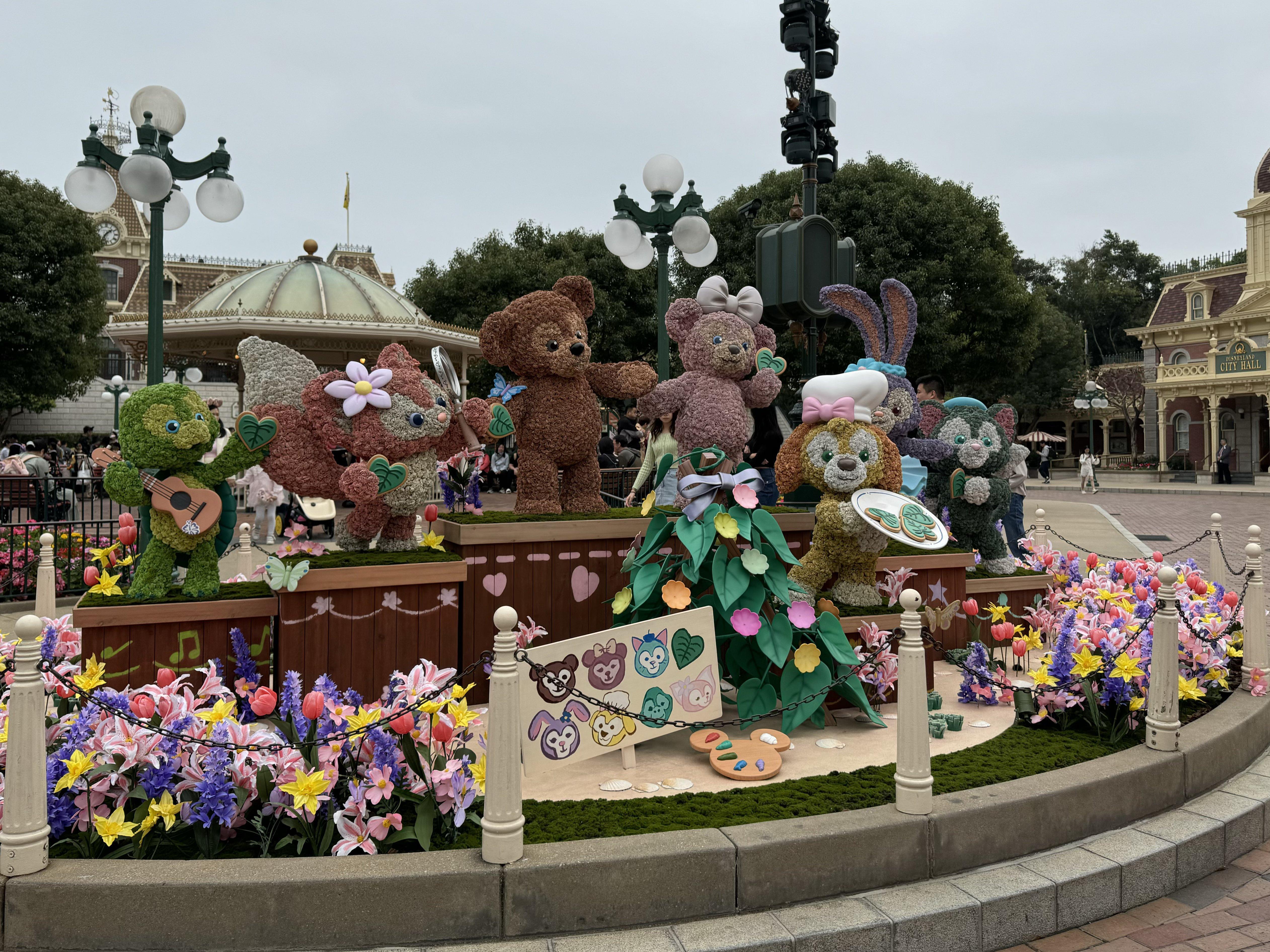 Duffy與七位好友的花卉塑像