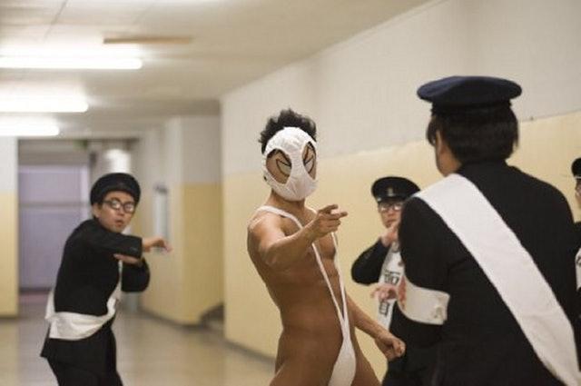 鈴木亮平在《變態超人》近乎全裸的演出。