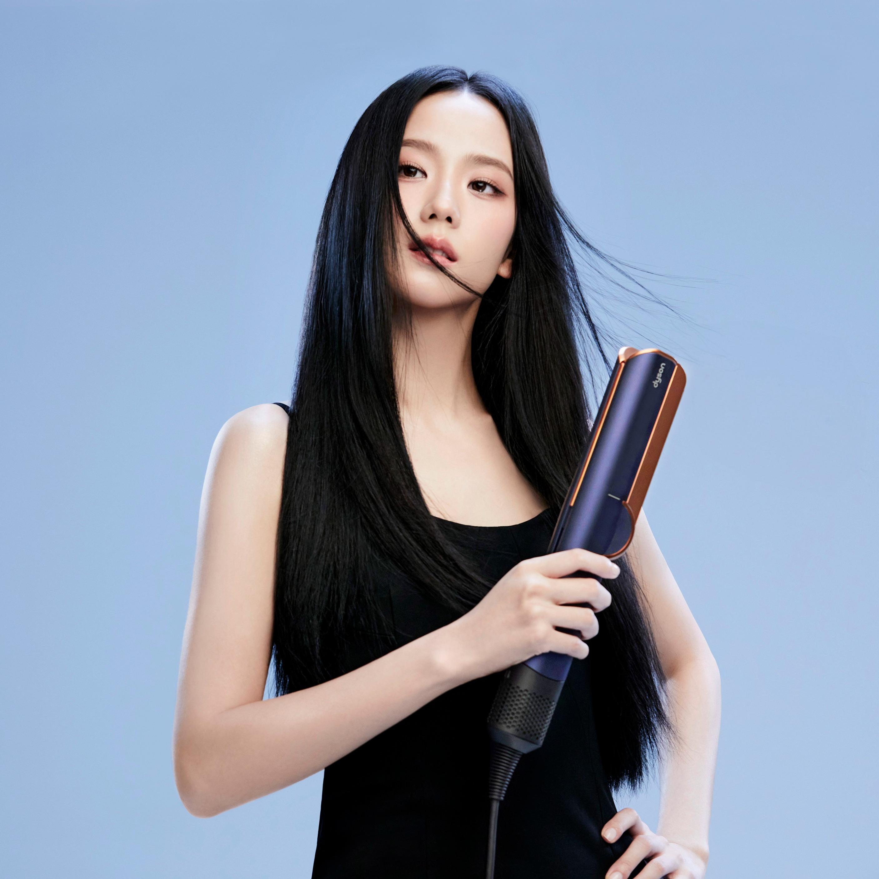 Dyson Airstrait二合一吹風直髮器,在美國、韓國,及內地等市場推出後即大受歡迎,更請來Jisoo@Blackpink拍廣告。