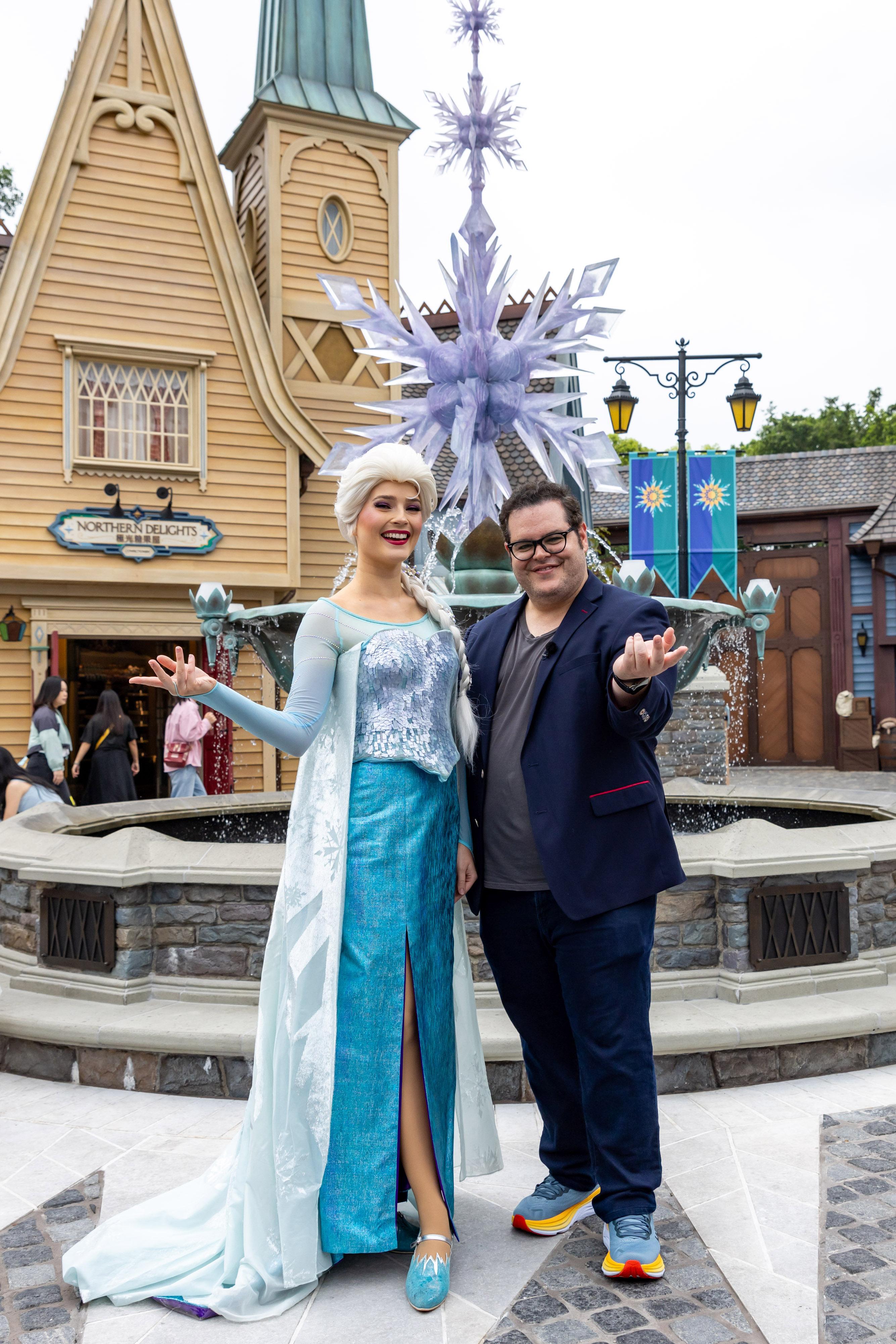 Josh Gad殺入魔雪奇緣世界與Elsa合照。