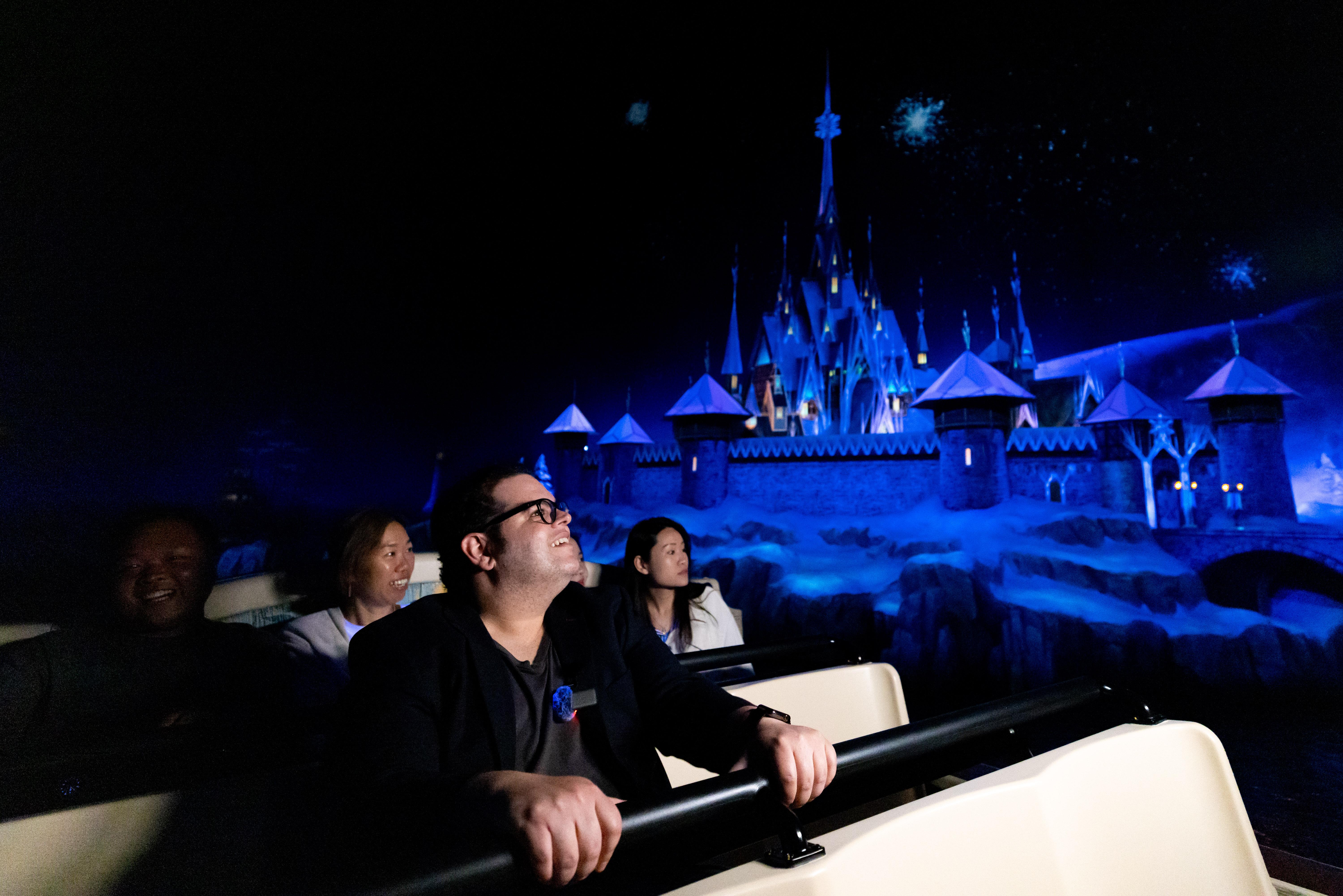 Josh Gad首個香港迪士尼之旅盡興而歸。