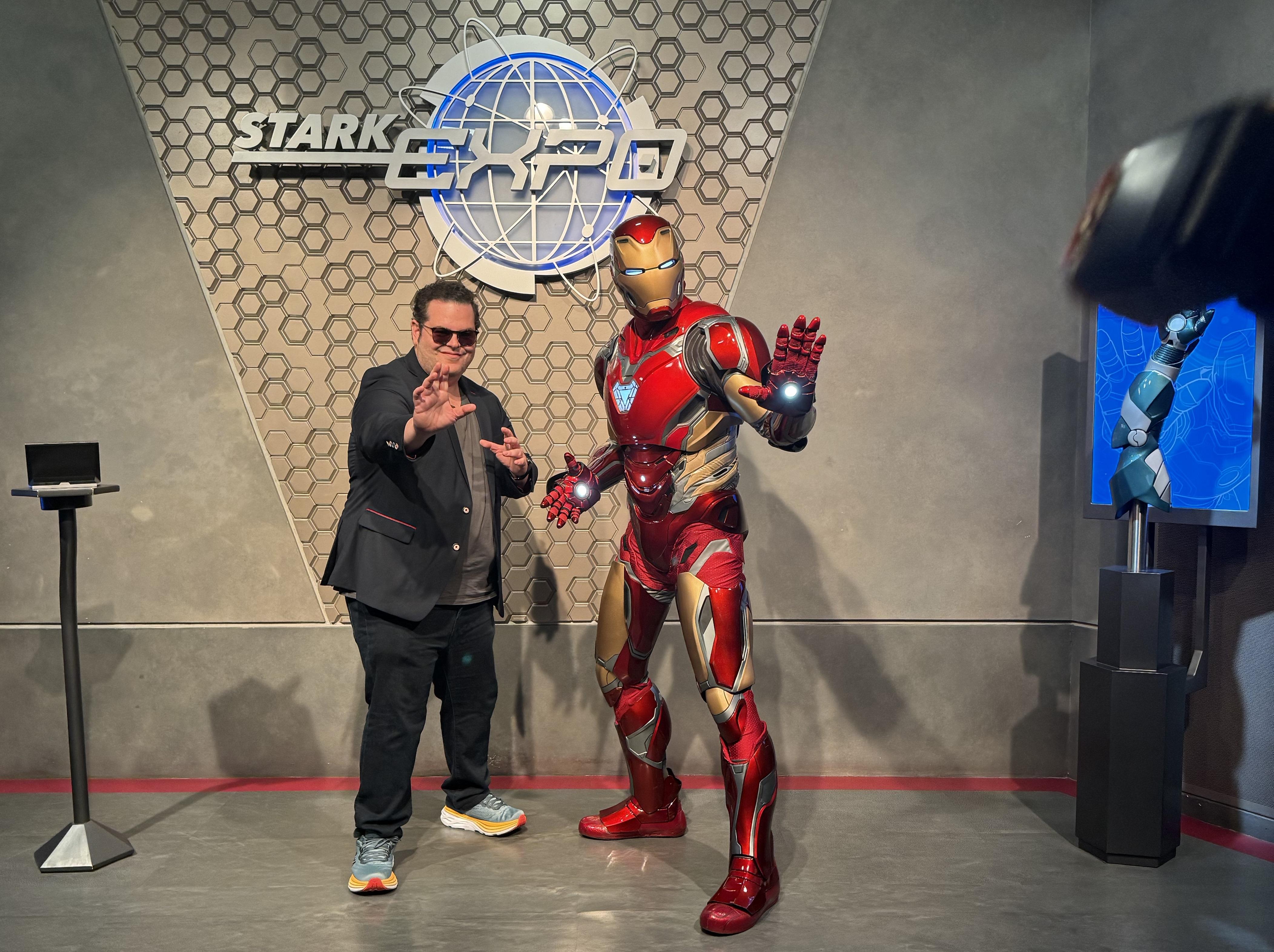 Josh亦體驗「鐵甲奇俠飛行之旅」,更有幸與鐵甲奇俠會面。