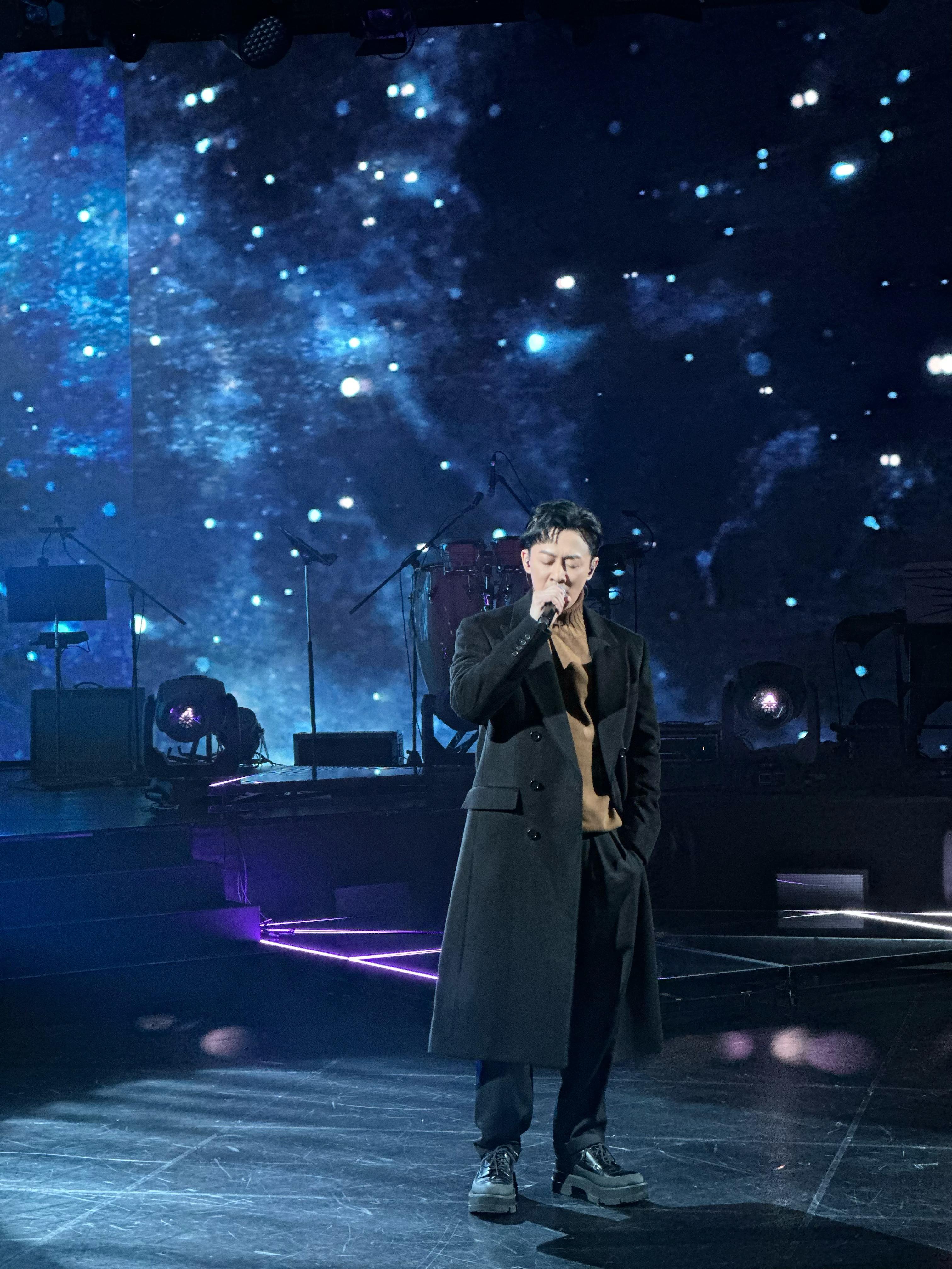 林峯指現場演繹《無傷大雅》難度很高。