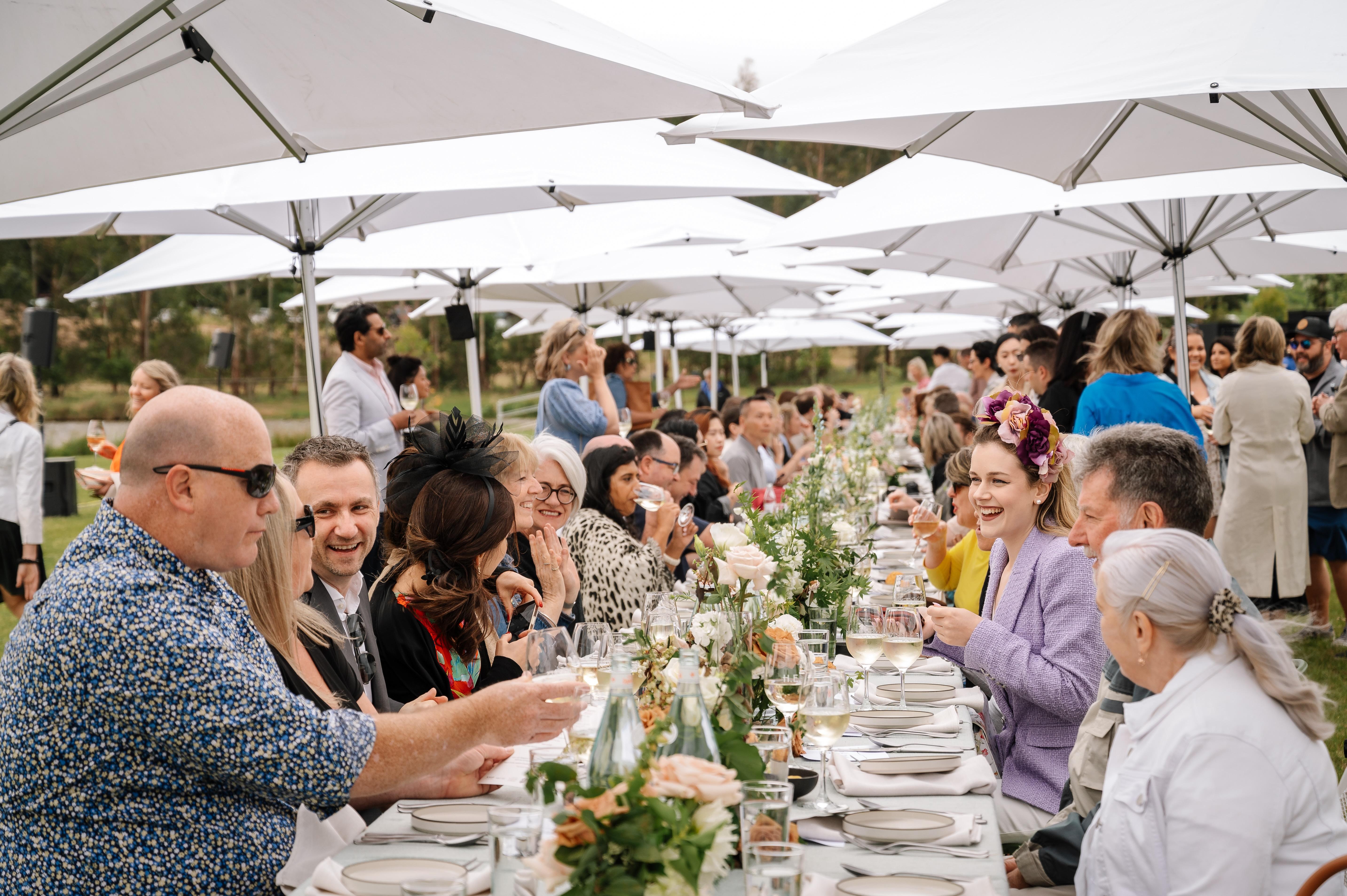 在滿園春色的戶外庭園中午餐,還有池塘和葡萄園美景相伴。