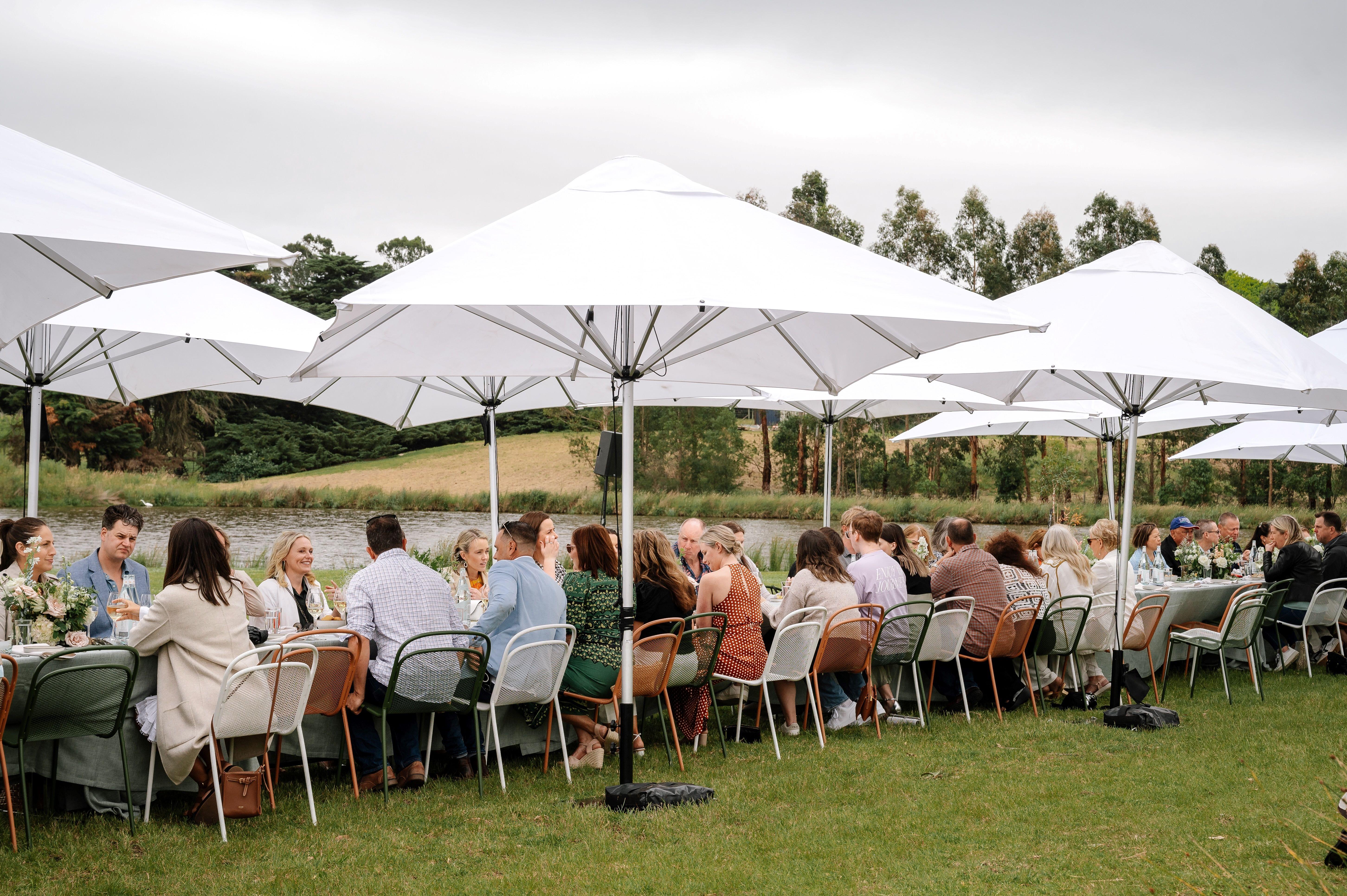在滿園春色的戶外庭園中午餐,還有池塘和葡萄園美景相伴。