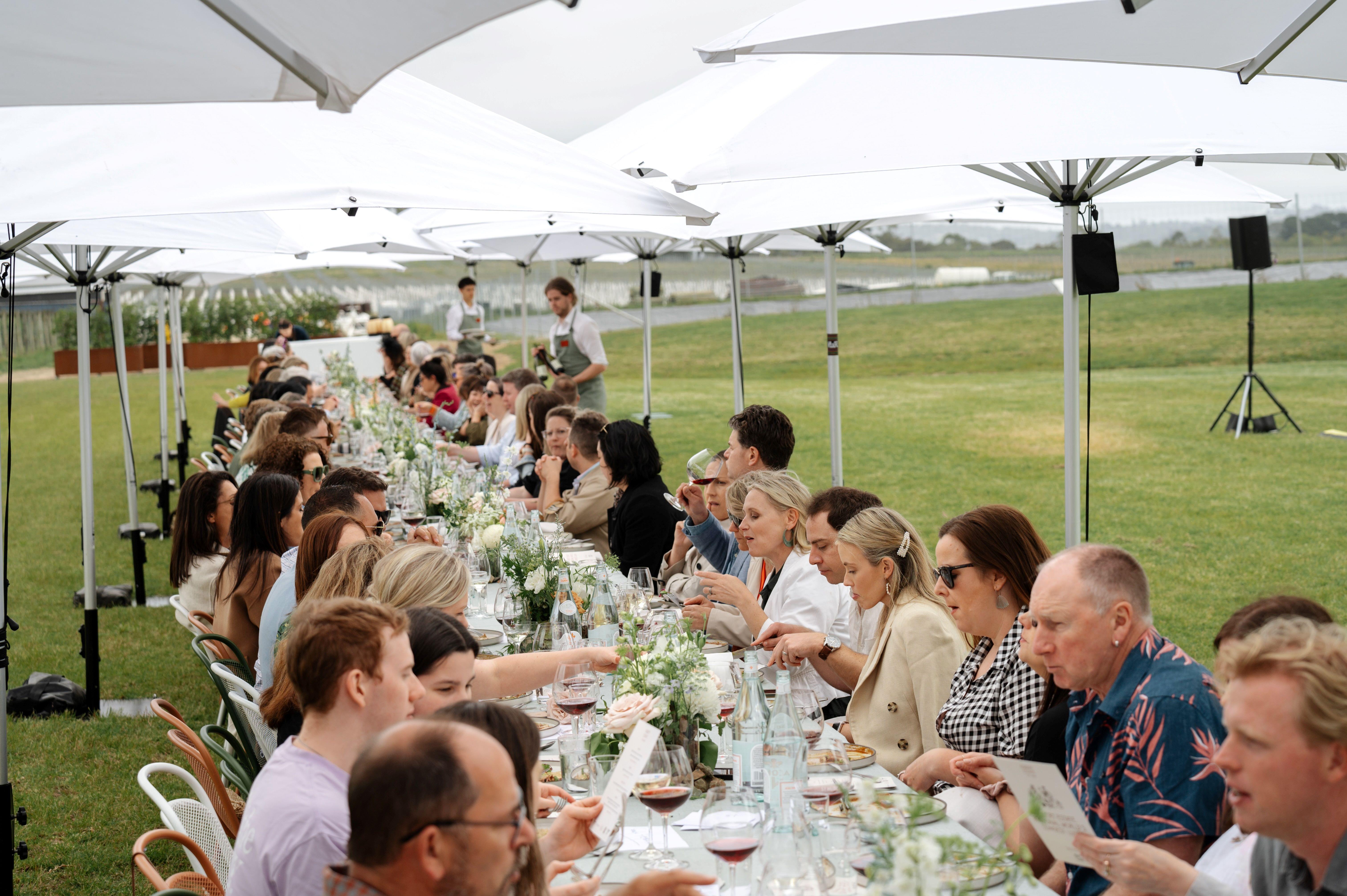 延綿過百米的長餐桌,120位來自世界各地的饕客,享用一頓華麗盛宴!