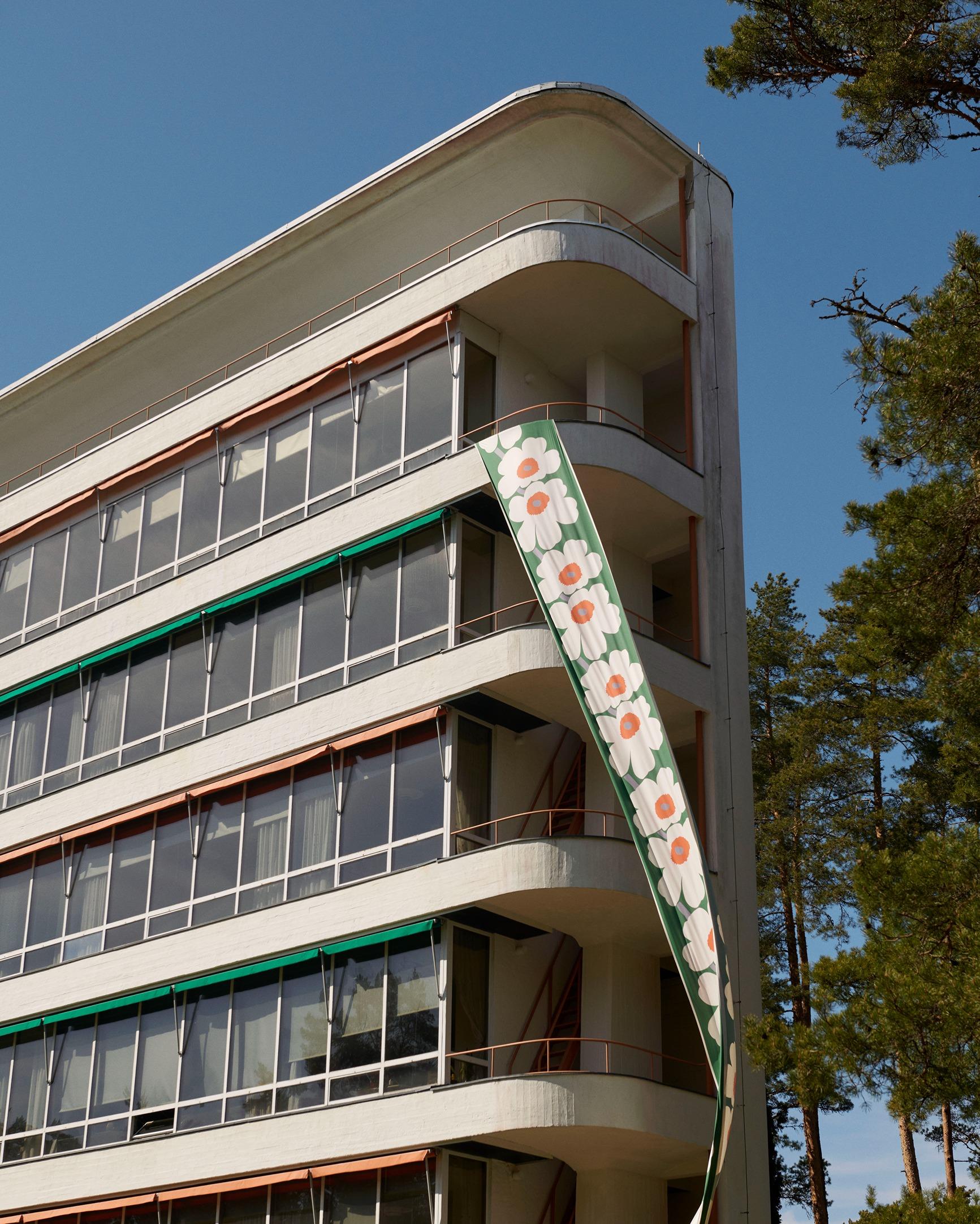 Marimekko於起源地芬蘭的著名建築外掛上UNIKKO 旗幟