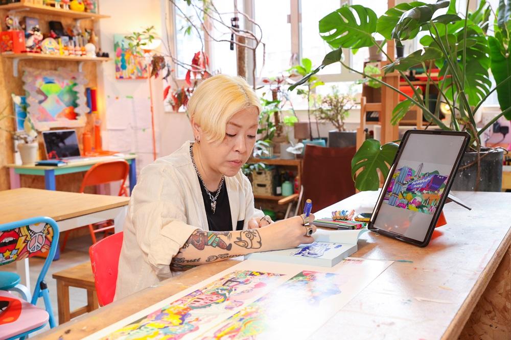 中環新海濱三號矚目國際級地標,全長220米的藝術長廊加入多個香港特色元素,除了大自然景觀,更畫上香港多個地標建築,包括The Henderson、中環新海濱三號項目、國際金融中心(ifc)、太平山、終審法院大樓、天星碼頭等。