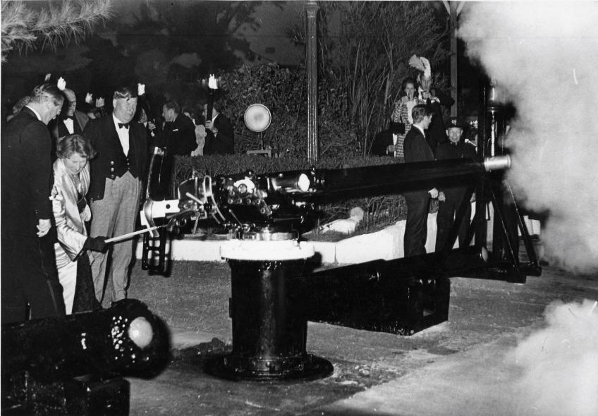 怡和的大炮曾在日佔時期被日軍奪取,令儀式一度要中斷。香港重光後,英軍向怡和送出一支可發射6磅重炮彈的大炮,午炮傳統才得以延續。後來因為市民投訴炮聲過大,怡和便改為發射3磅的速射炮。(圖片來源:Getty)