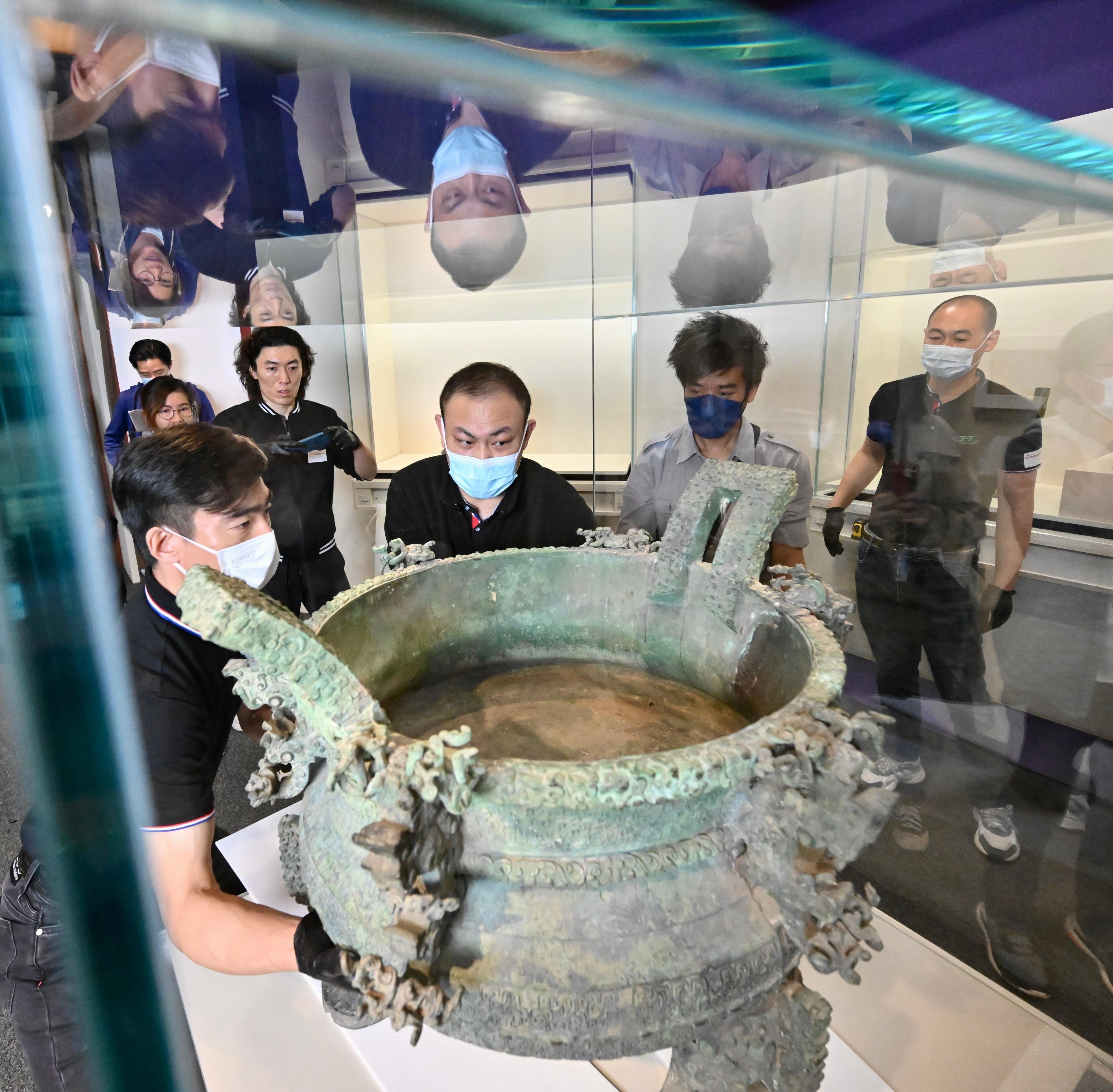 國家一級文物「王子午」鼎,為是次展覽單一重量最重的展品,博物館文物修復人員協同專業藝術品搬運人員進行安裝。
