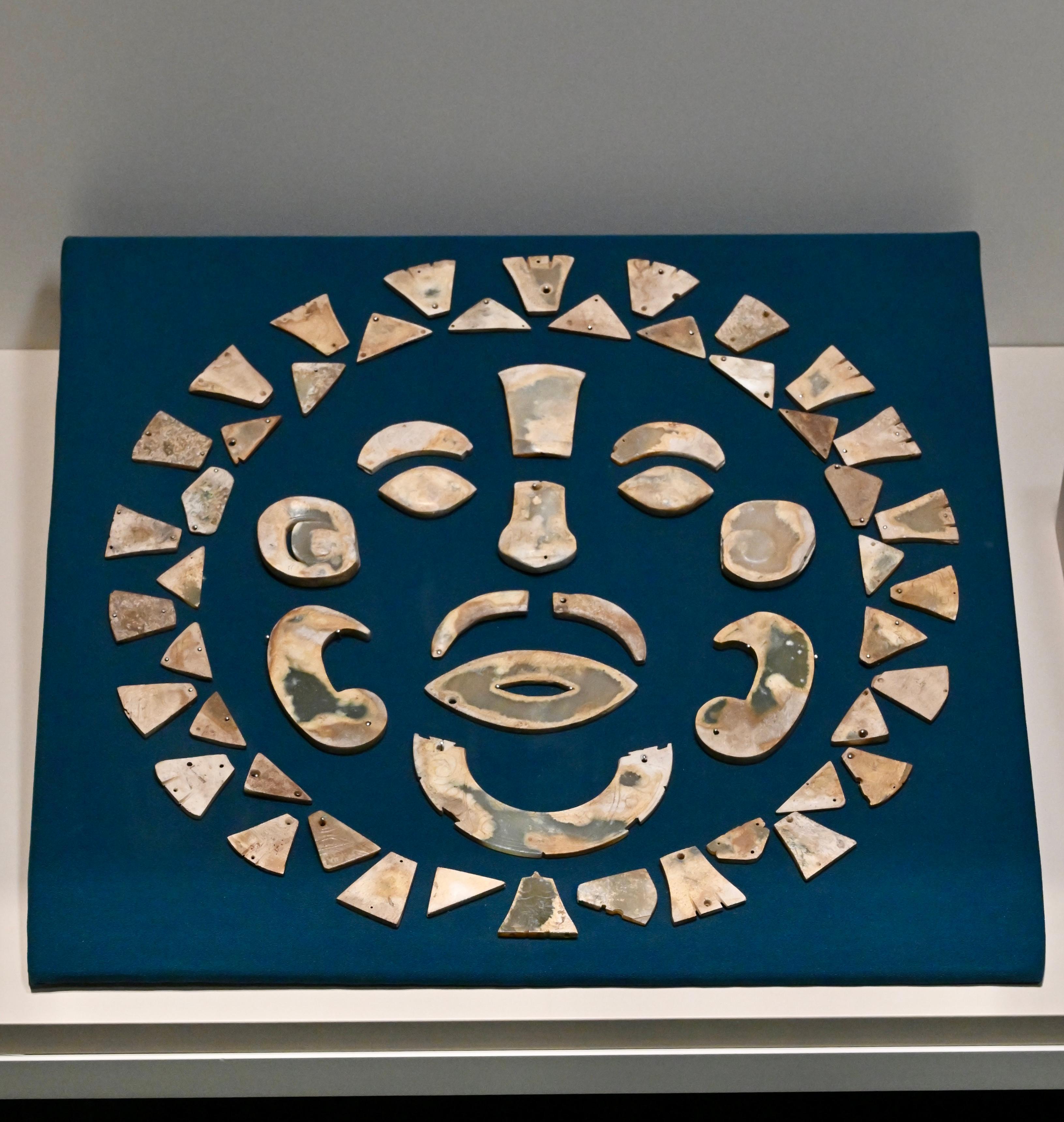 國家一級文物展品綴玉覆面,為西周文物,是河南博物院的藏品。