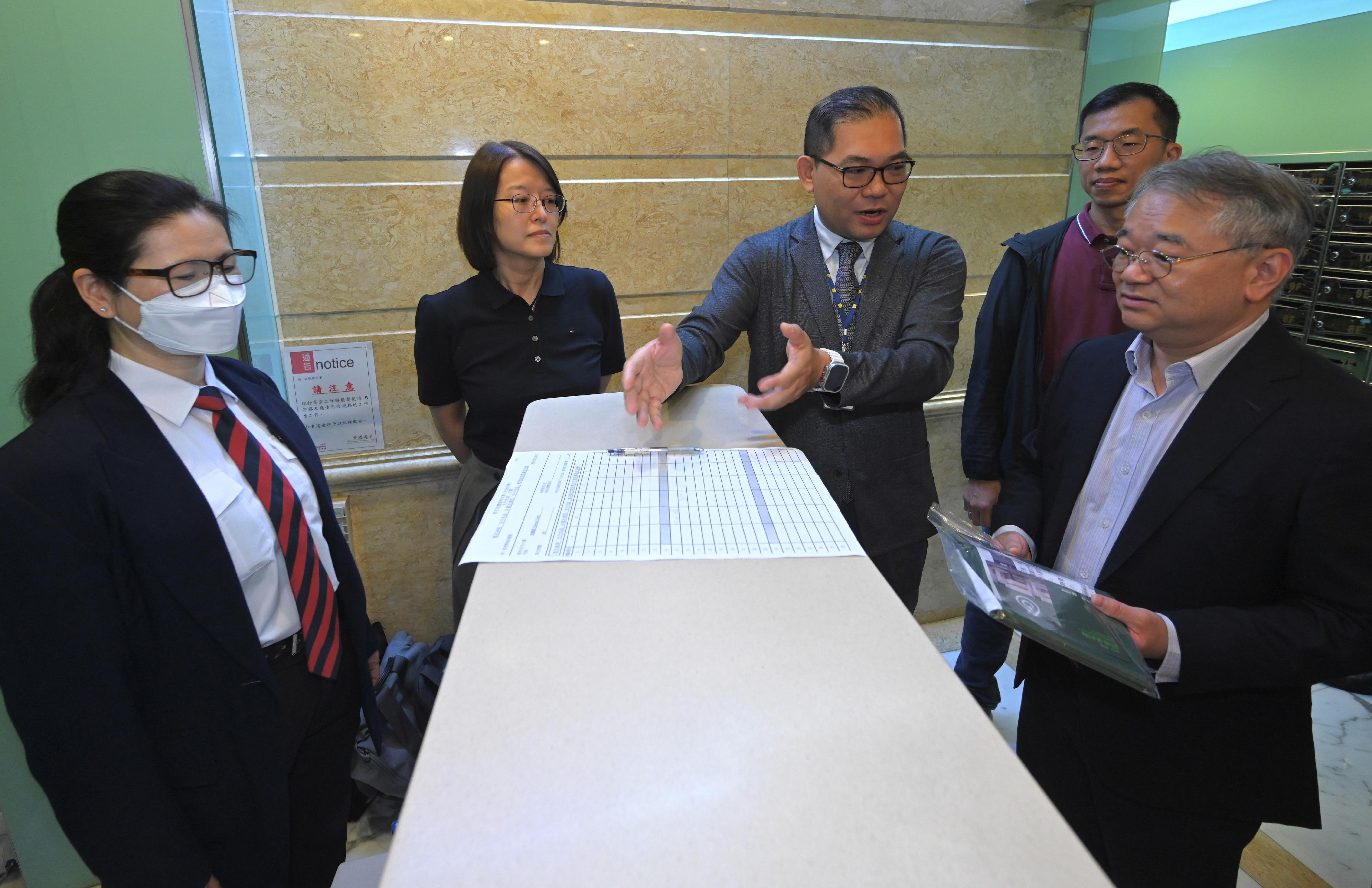 環境保護署署長徐浩光博士(右一)今日(三月二十七日)到訪成龍居,實地觀察都市固體廢物收費(垃圾收費)「先行先試」的準備情況,了解物業管理公司如何作出配合。