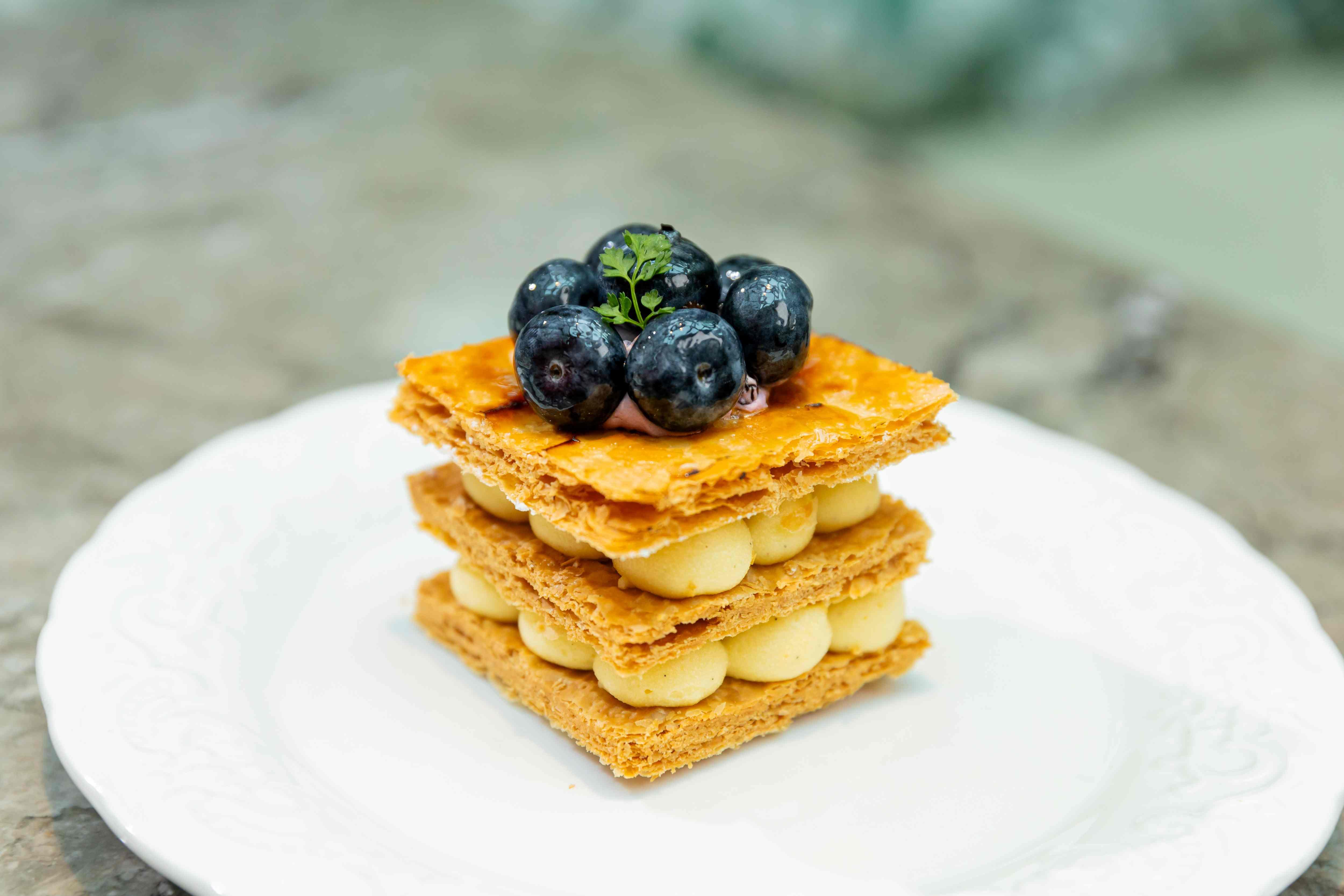 simplylife每日現製多達十種以上蛋糕,大熱款式包括拿破崙、士多啤梨撻、伯爵茶佛手柑的海綿蛋糕