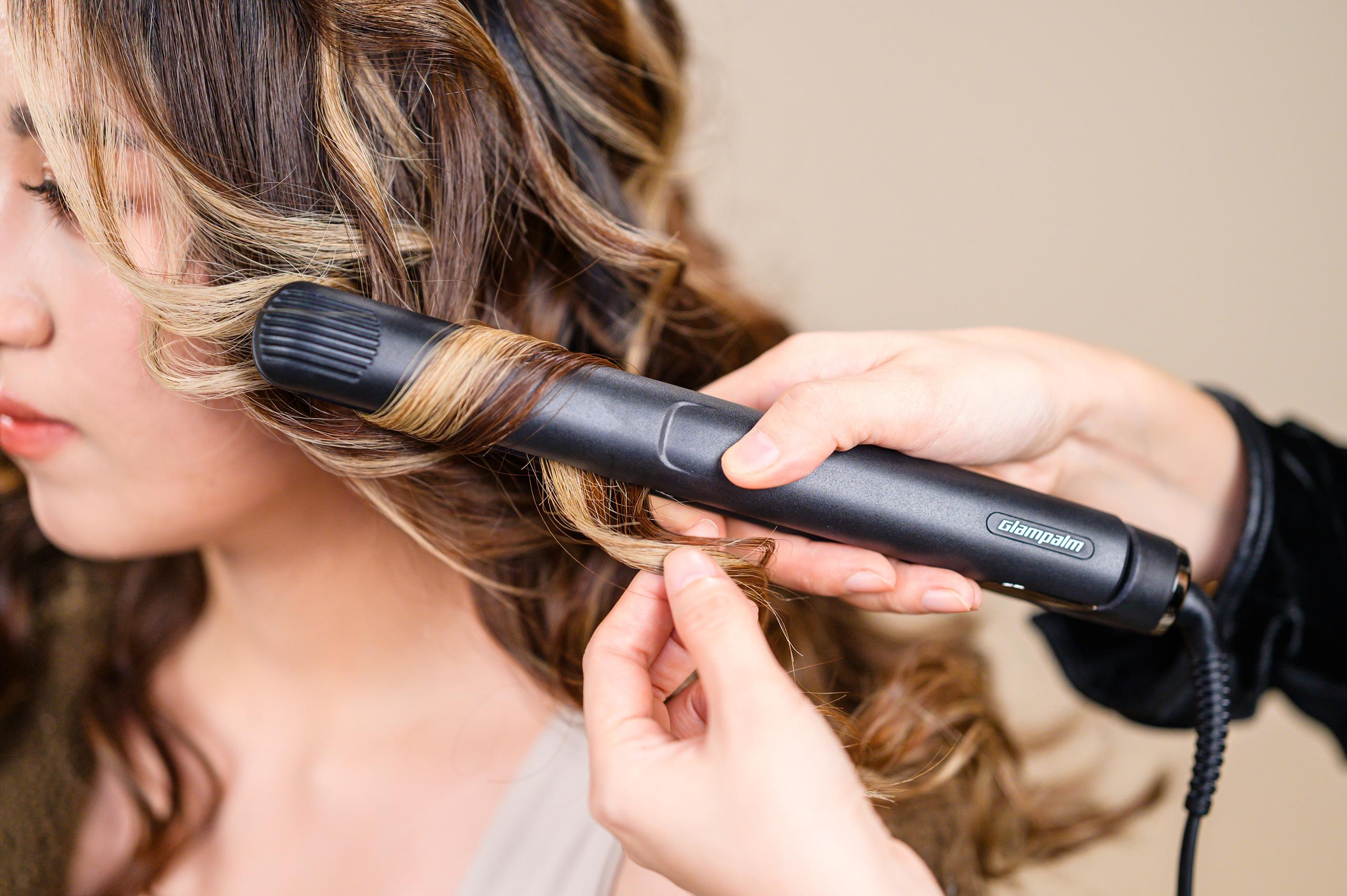 GP225造型夾的浮動夾板設計,令發熱板可向上下左右斜傾,更能貼服頭髮及均勻傳熱,捲髮扭動更輕鬆。