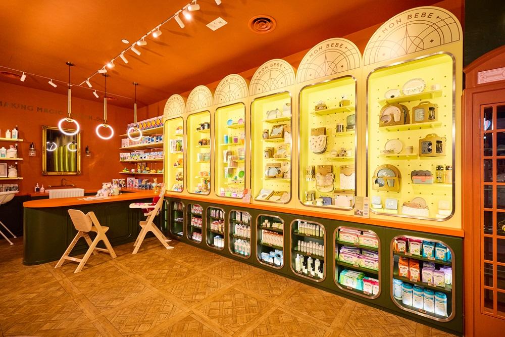 進入嬰兒進食配件區域,可盡情選購餐椅、圍兜、 餐具、嬰兒濕紙巾等配件。