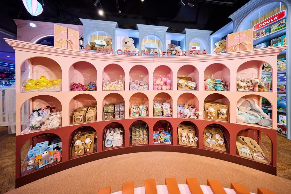 可以在羅馬競技場禮品區挑選琳瑯滿目的小禮品, 再親自選上裝飾和包裝禮盒,讓你將個人化的心意 一同送出