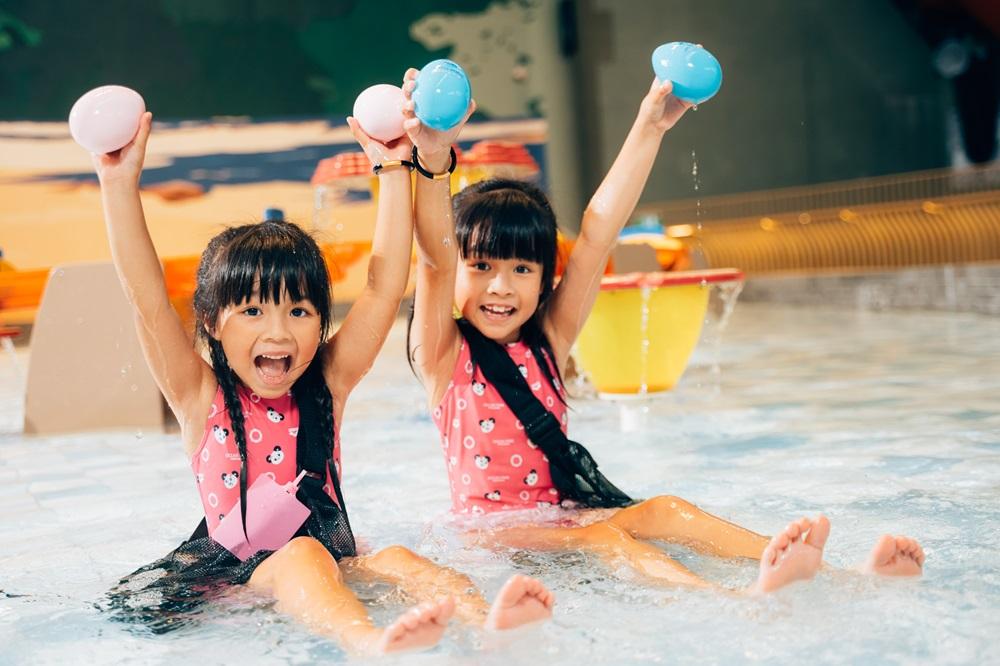 來到「漂流探秘」或「德仔小天地及三角洲」,你將體驗被多個色彩繽紛彩蛋包圍的漂流之旅,一邊打卡,一邊享受在水中尋找彩蛋的樂趣。