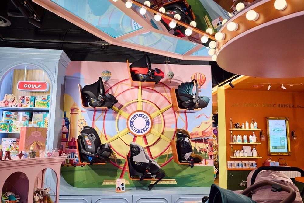 汽車安全座椅摩天輪區以歡樂方式擺放出多款適合不同年齡嬰幼兒使用的汽車安全座椅。