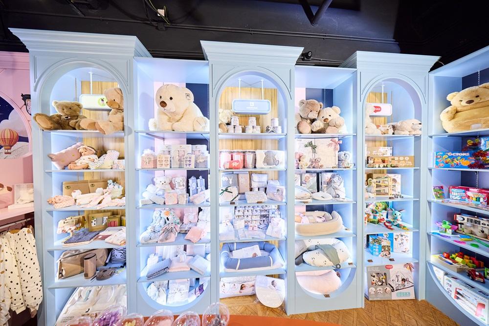 擁有資深經驗的嬰幼兒禮品專家更可按照你的摯愛 不同的成長及生活階段,提供精品組合的建議,安 撫哄睡 Baby Shower 組合、早期學習的感知發展套 裝、準備面試的啓蒙幼兒玩具系列、Eco-friendly 創 作學習工具及出牙期必備的幼兒矽膠餵食用具等。