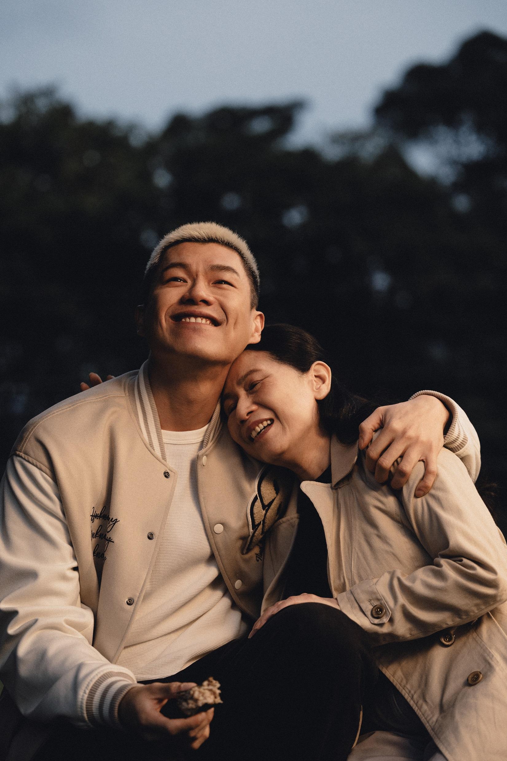 柯煒林在《秒速八公里》MV化身心臟有問題的美式足球員。